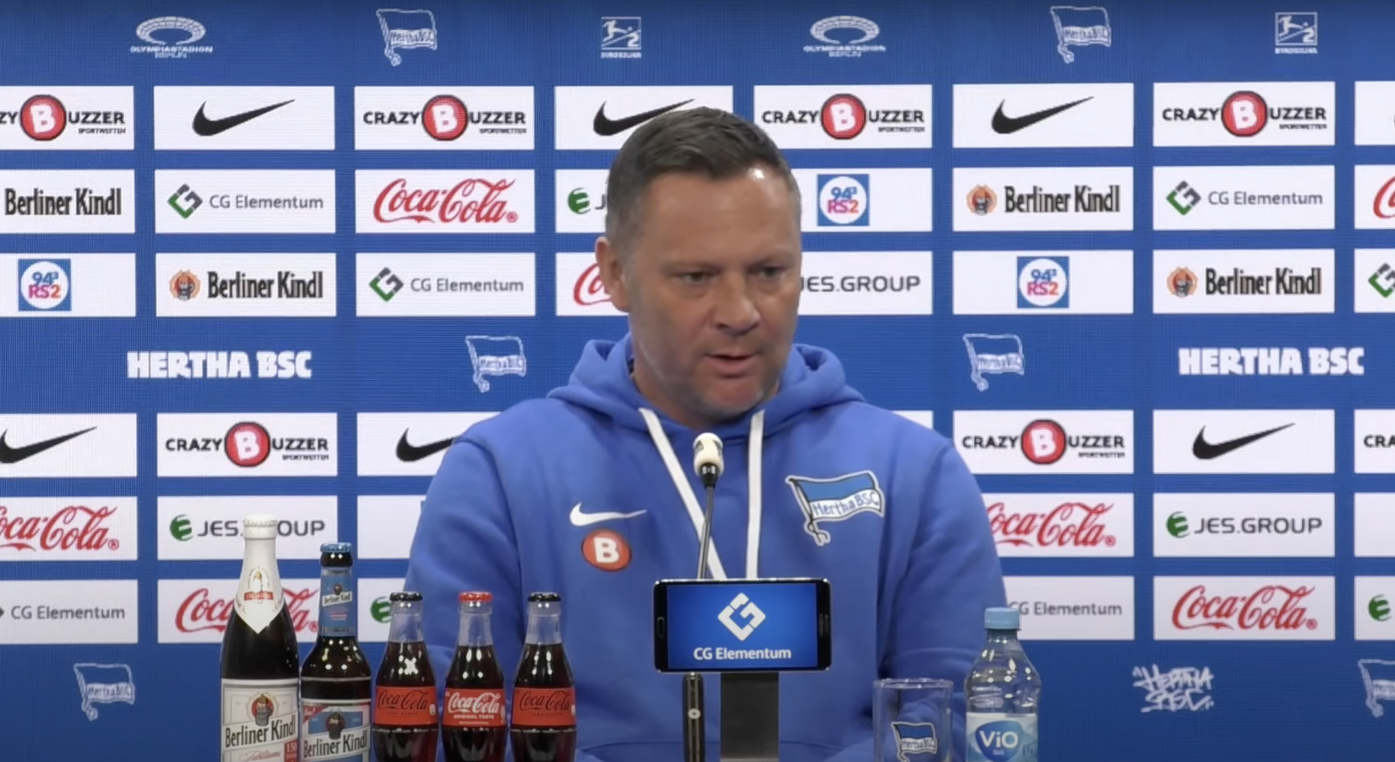 Pál Dárdai sitzt auf dem Podium bei einer Pressekonferenz.