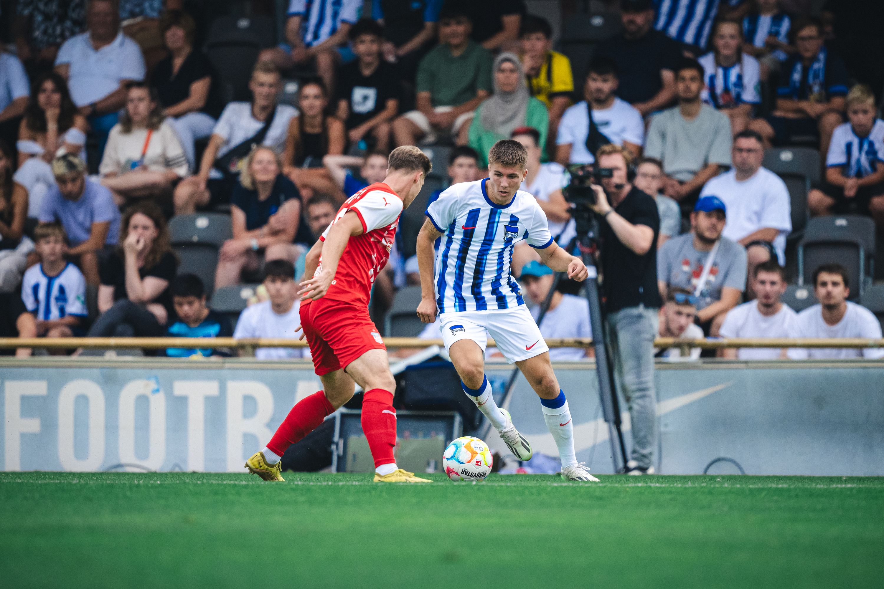 Gustav Christensen dribbelt im Amateurstadion.