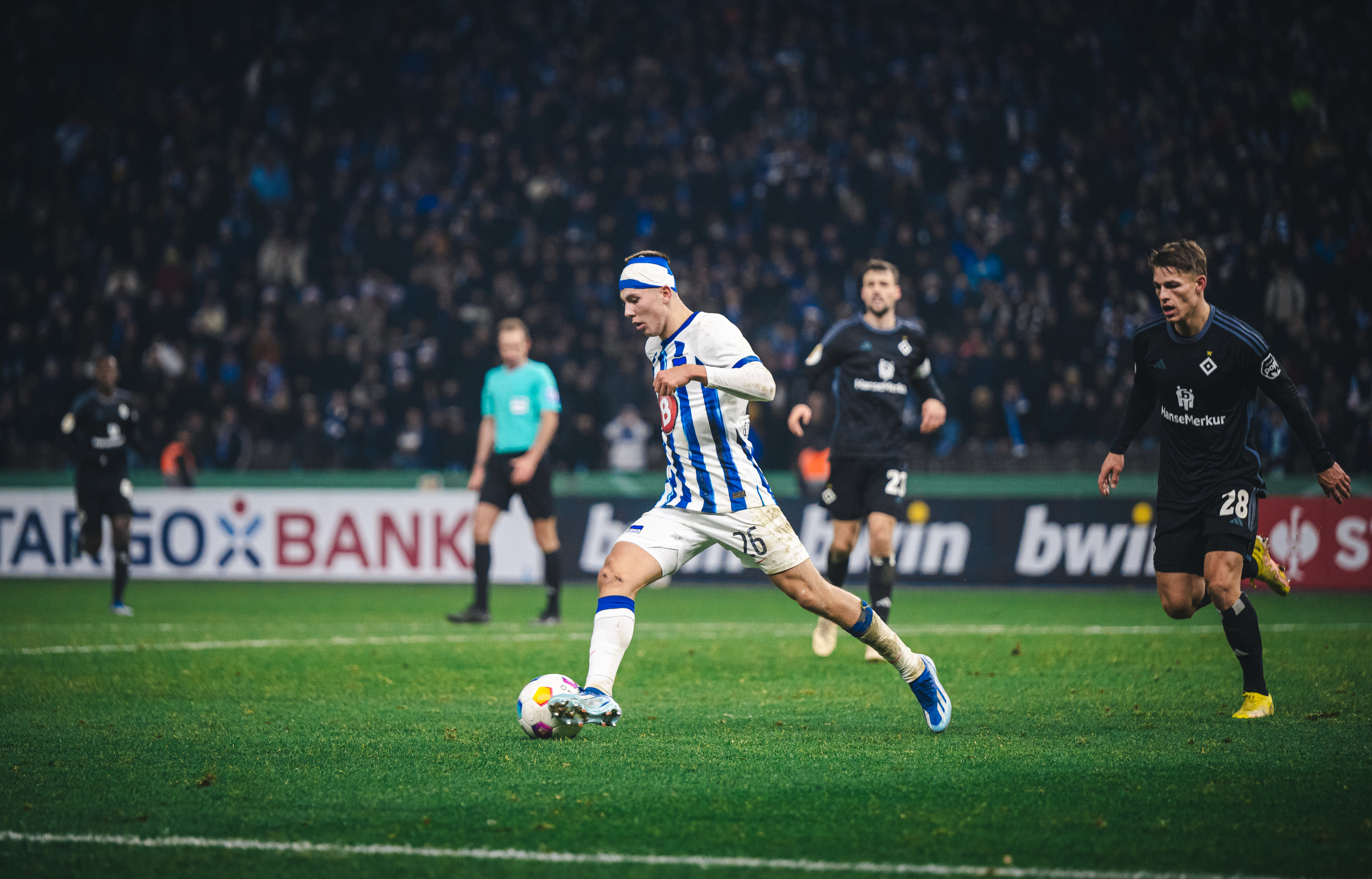 Gustav Christensen führt den Ball gegen den HSV.