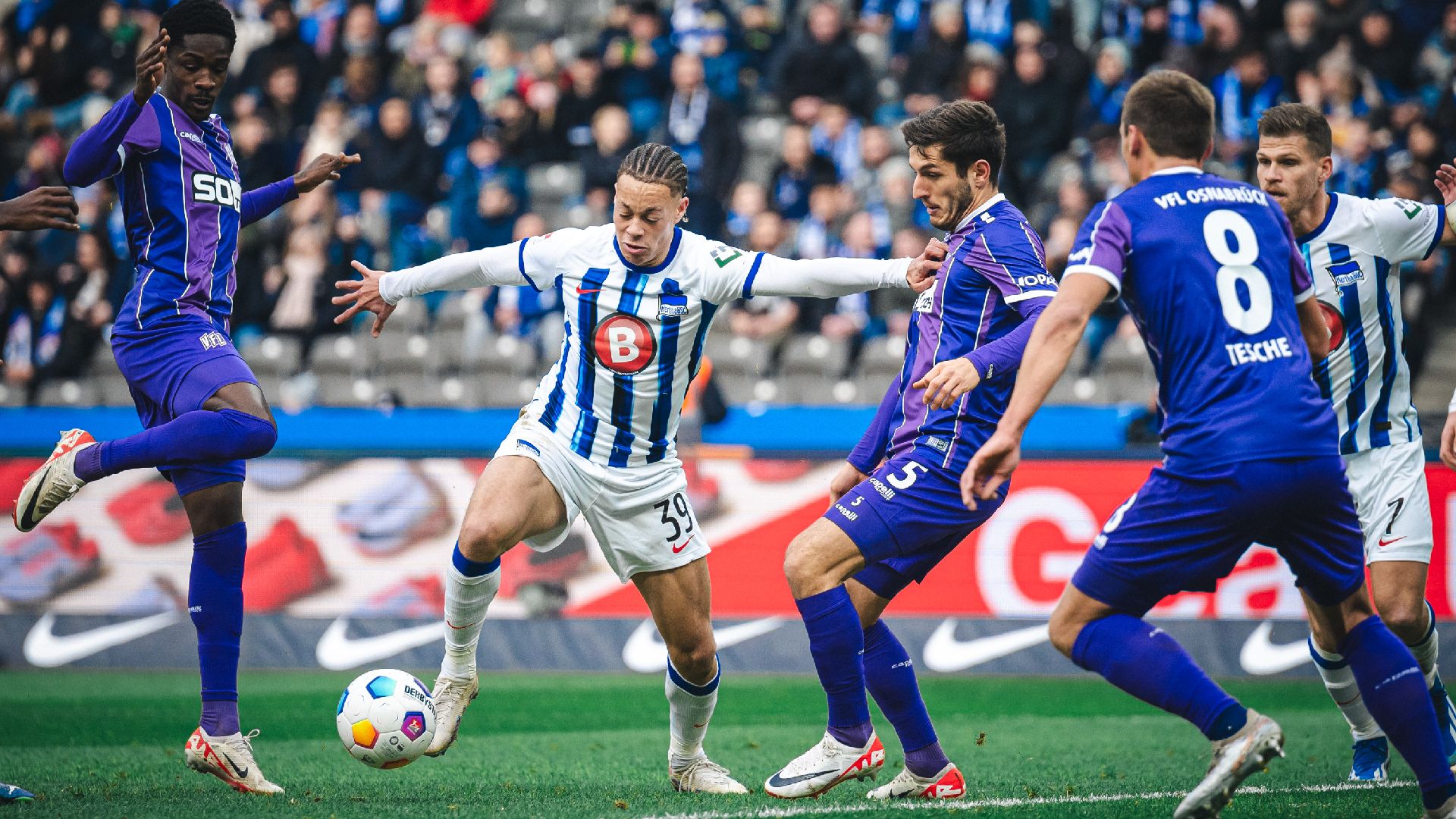 Derry Scherhant zwischen den Defensivspielern des VfL Osnabrück.