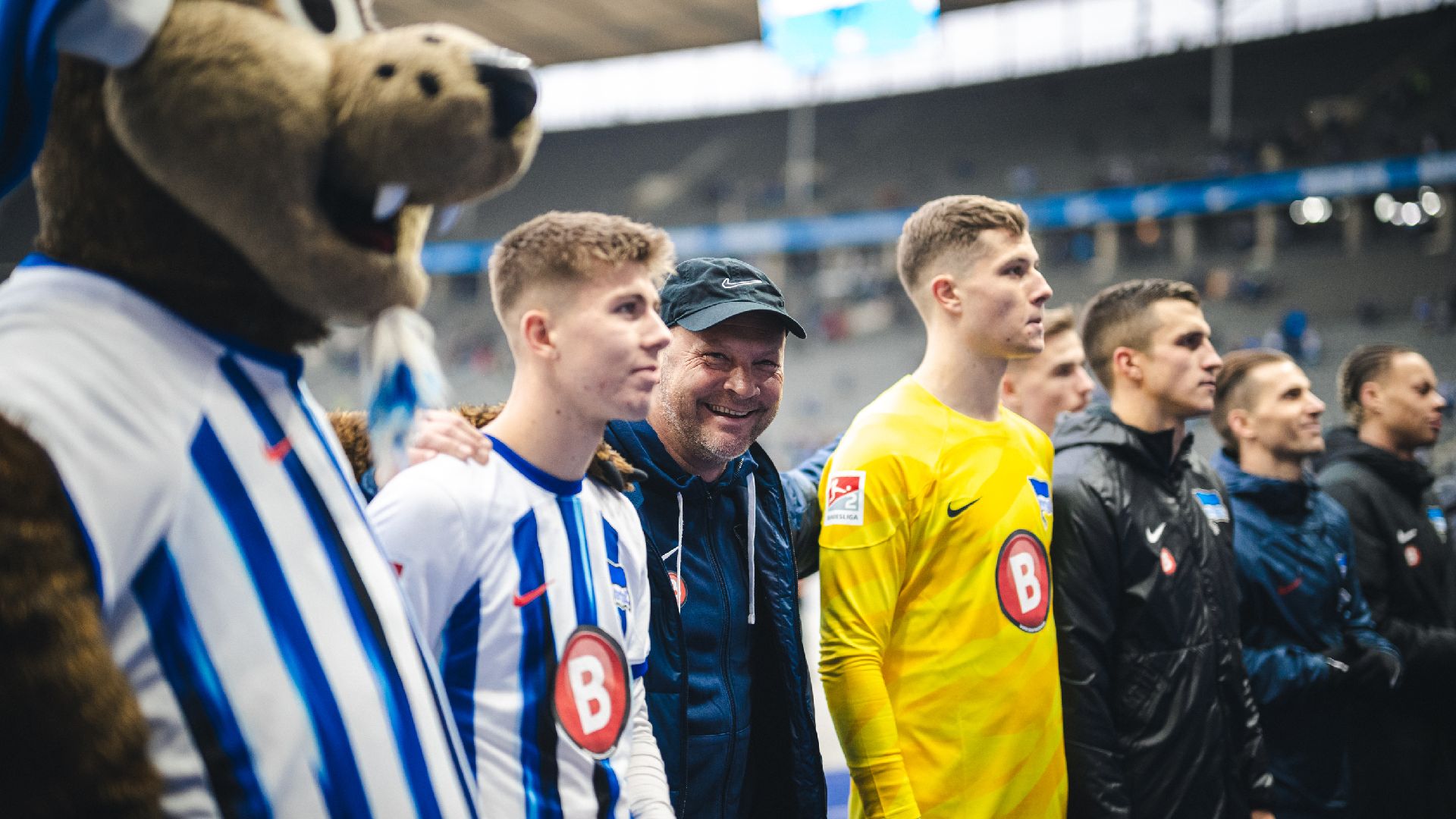Pál Dárdai steht mit seinen Spielern in der Ostkurve.