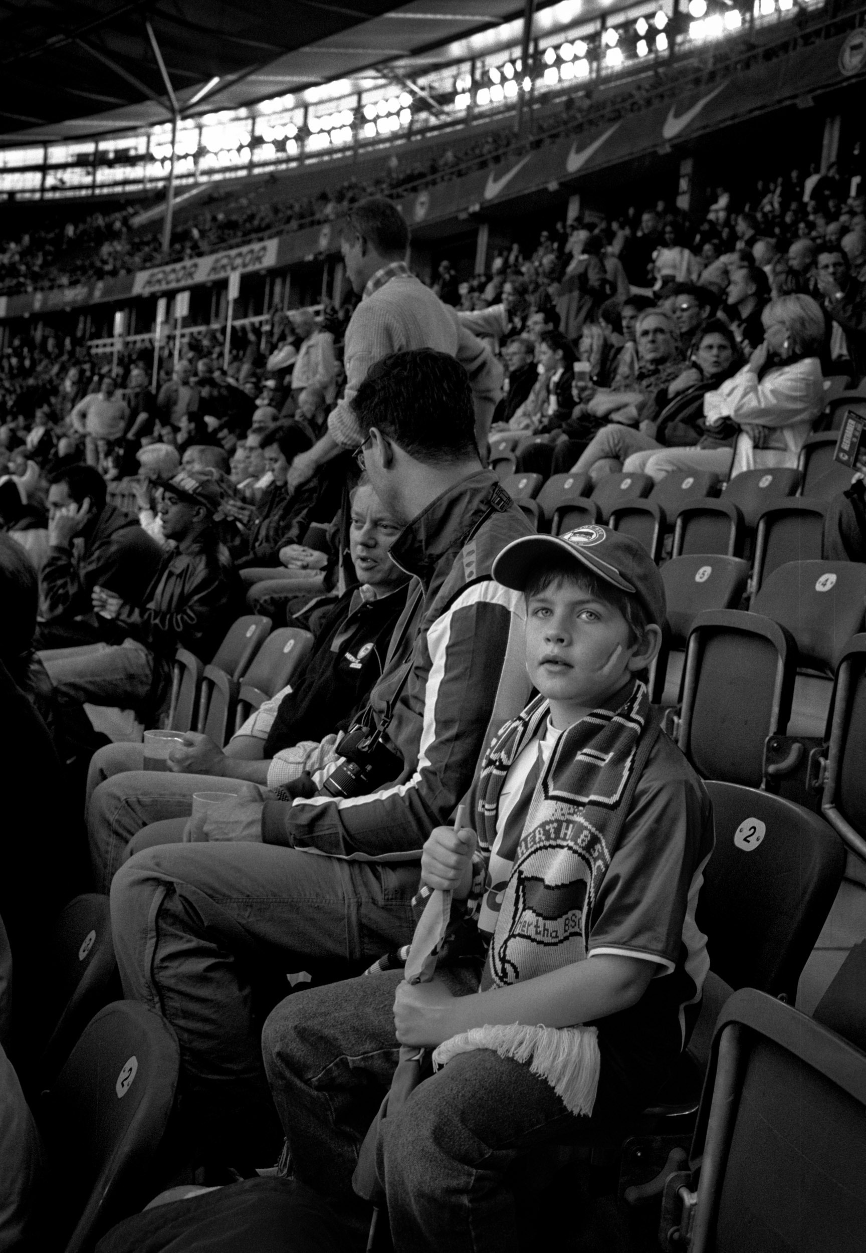 Kasimir Weichert sitzt als Kind im Berliner Olympiastadion.