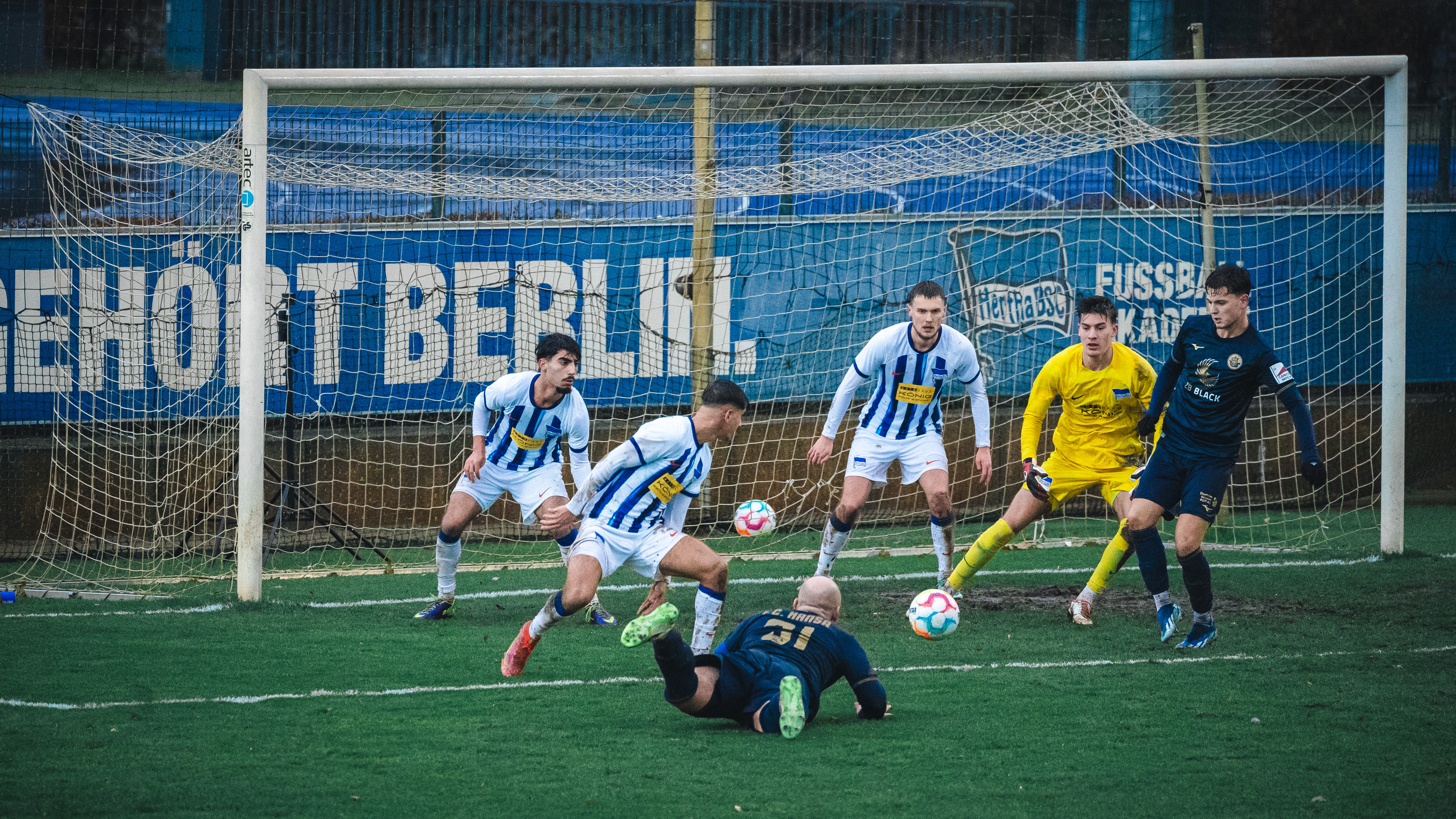 Die Spieler von Rostock bei einer Ballaktion vor dem Tor der U23 von Hertha BSC.