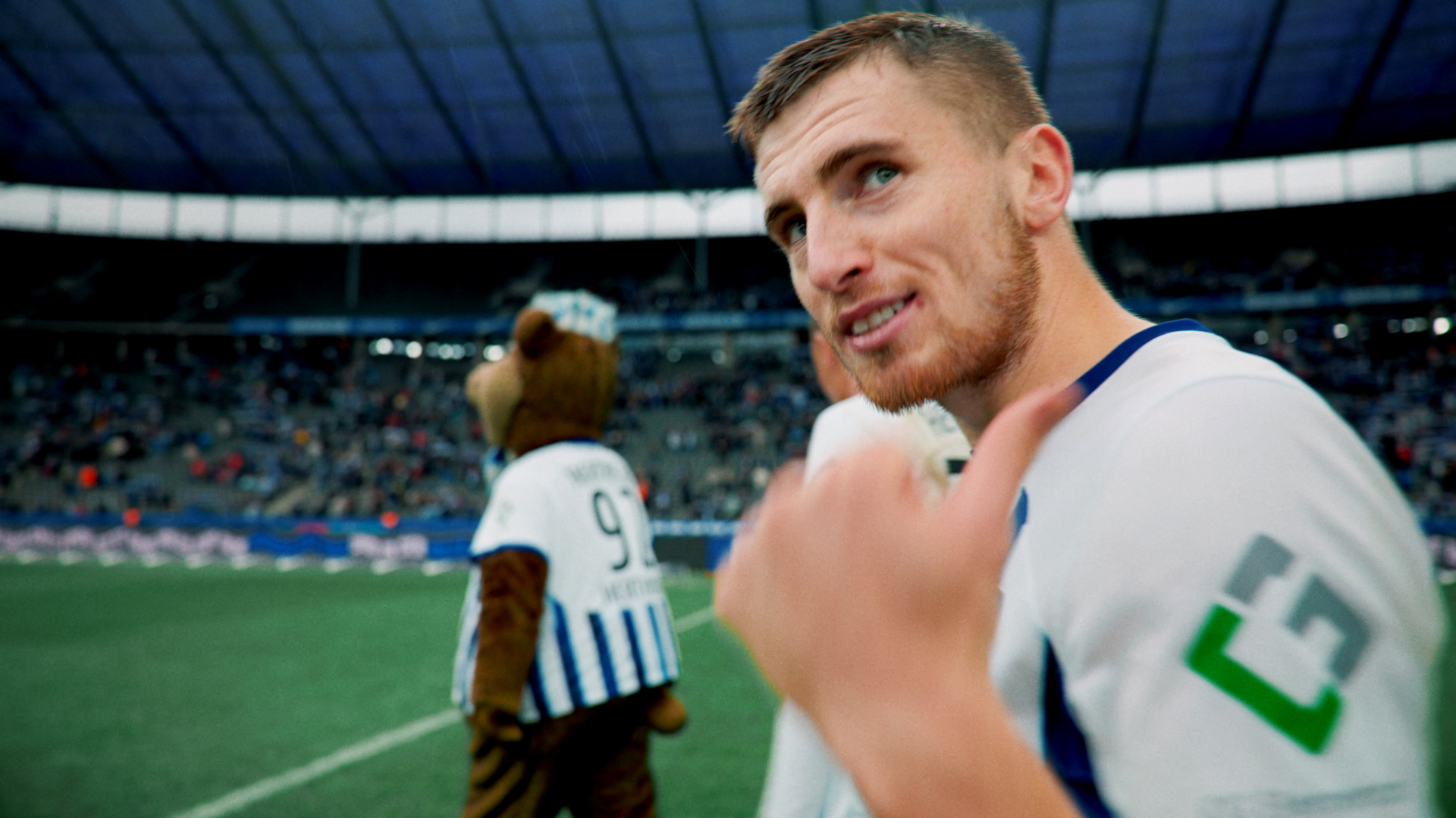 Jonjoe Kenny zeigt den Daumen nach hinten.