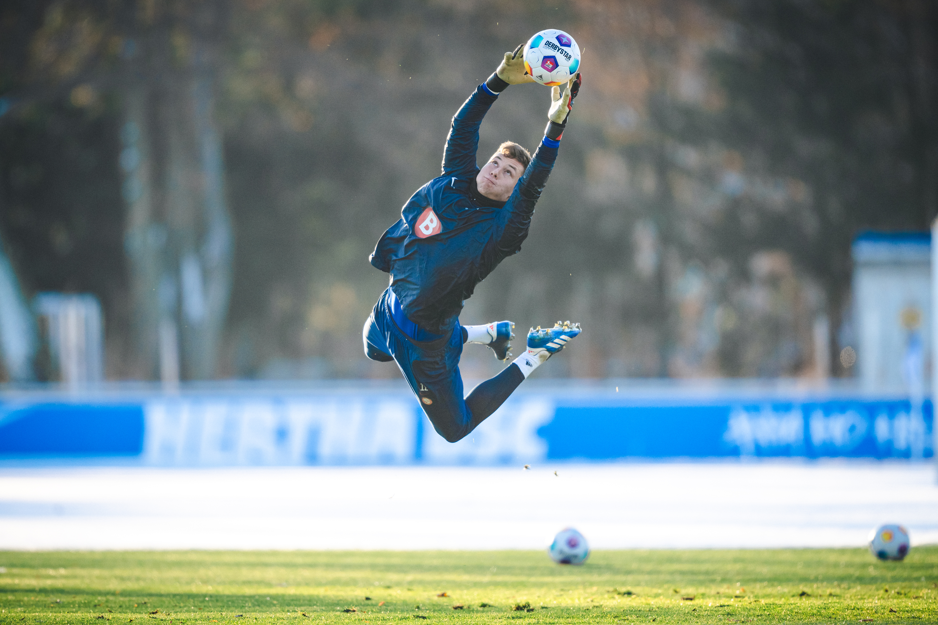 Tjark Ernst pariert einen Ball im Sprung.