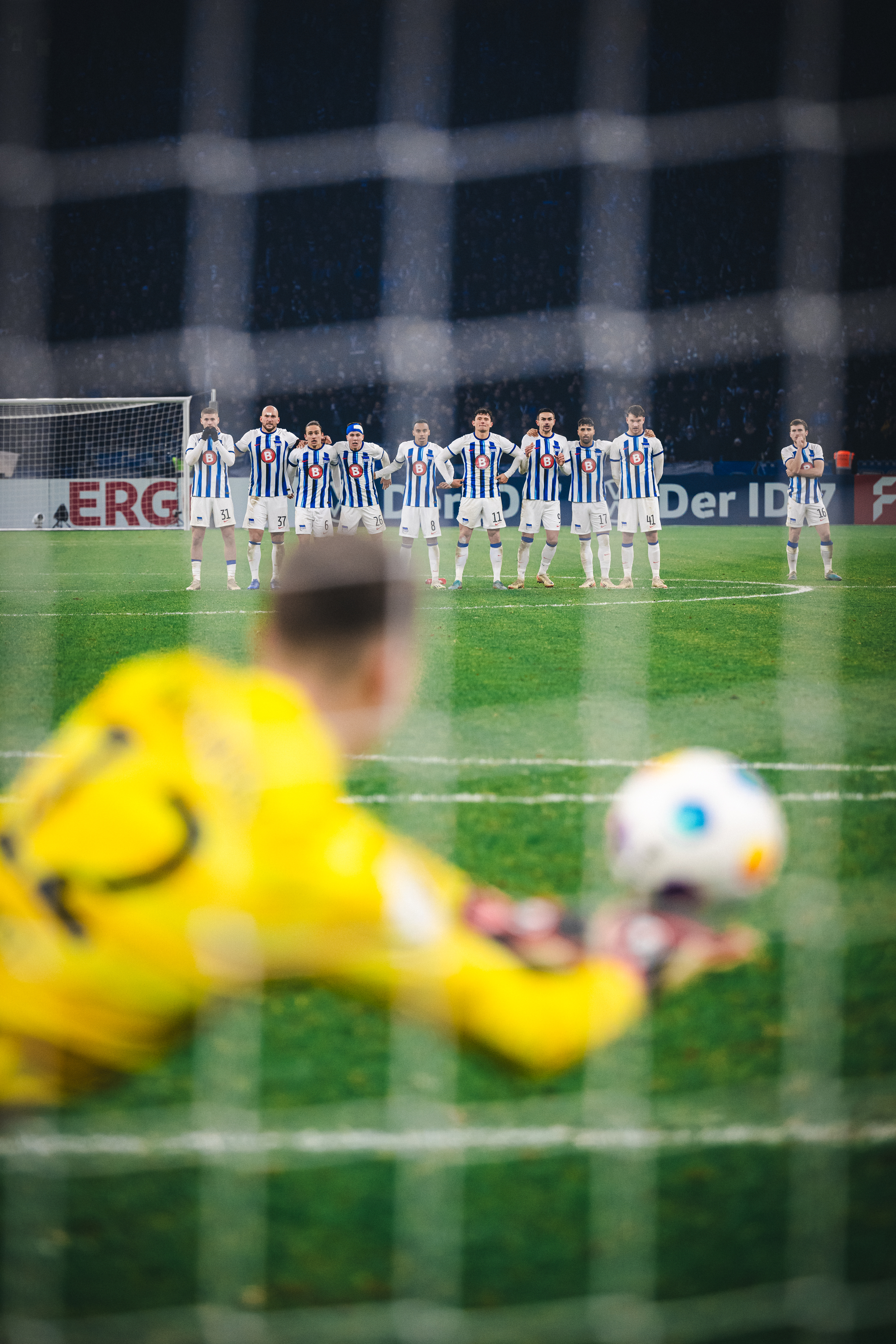 Das Hertha-Team beobachtet Tjark Ernst bei einer Parade im Elfmeterschießen.