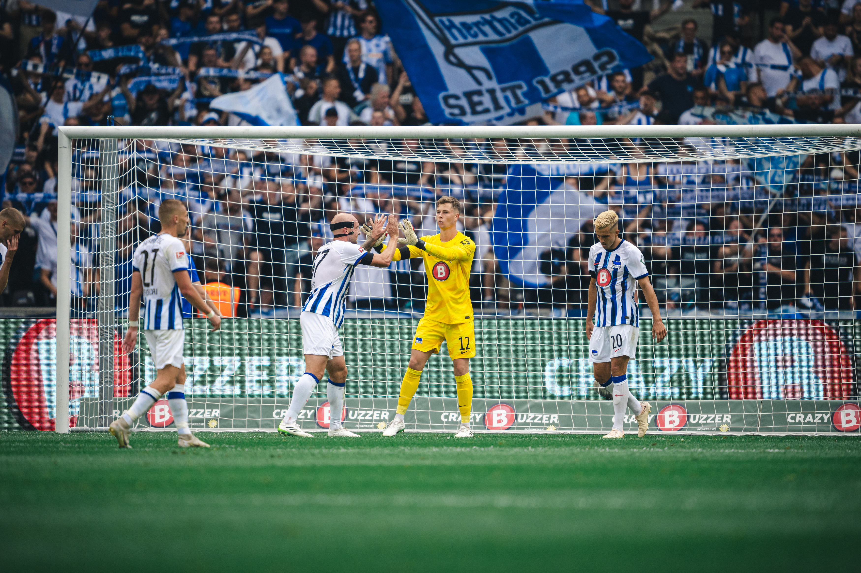 Tjark Ernst klatscht mit Toni Leistner ab.