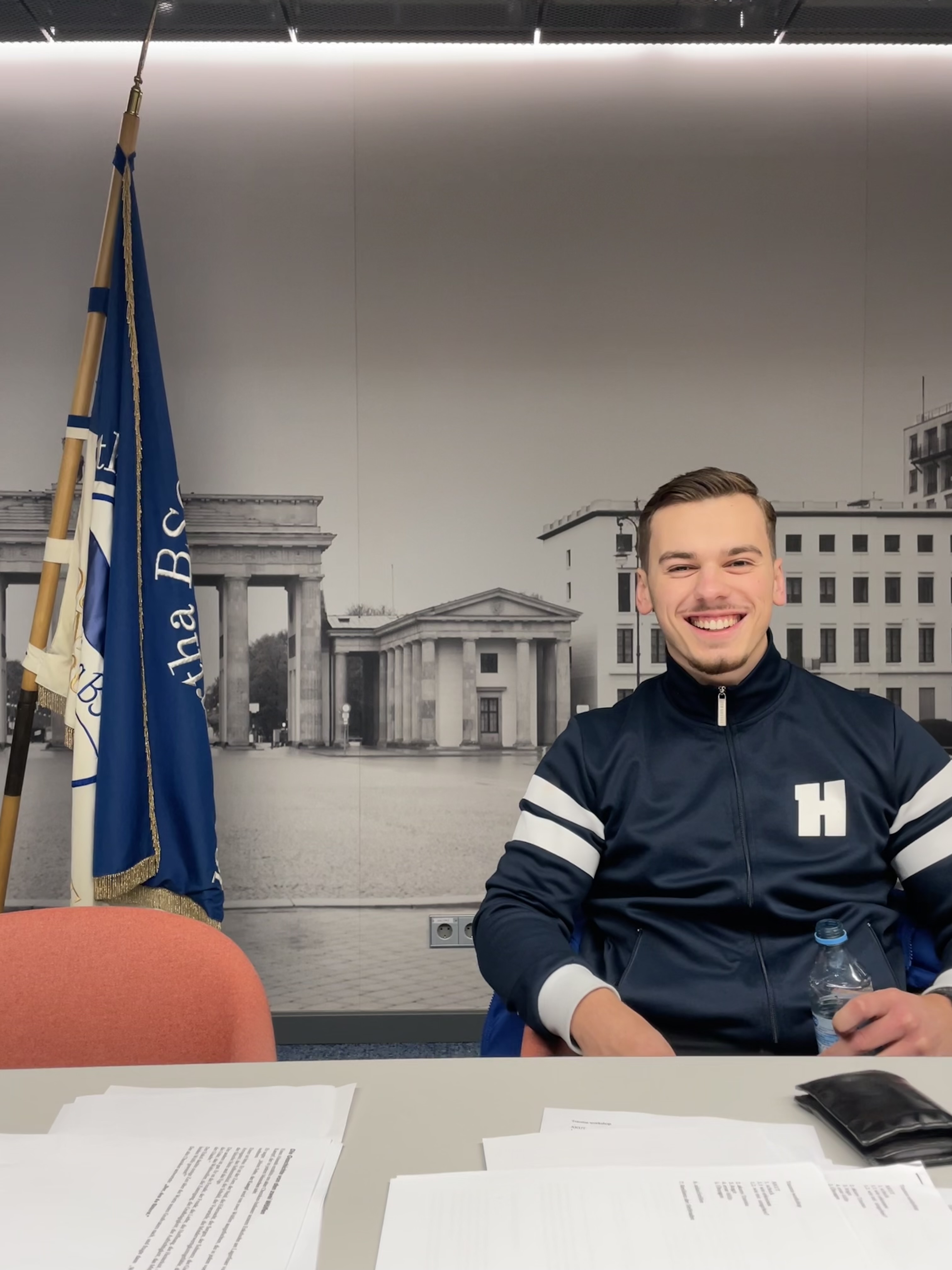 Der Herthaner Luca lächelt in die Kamera.