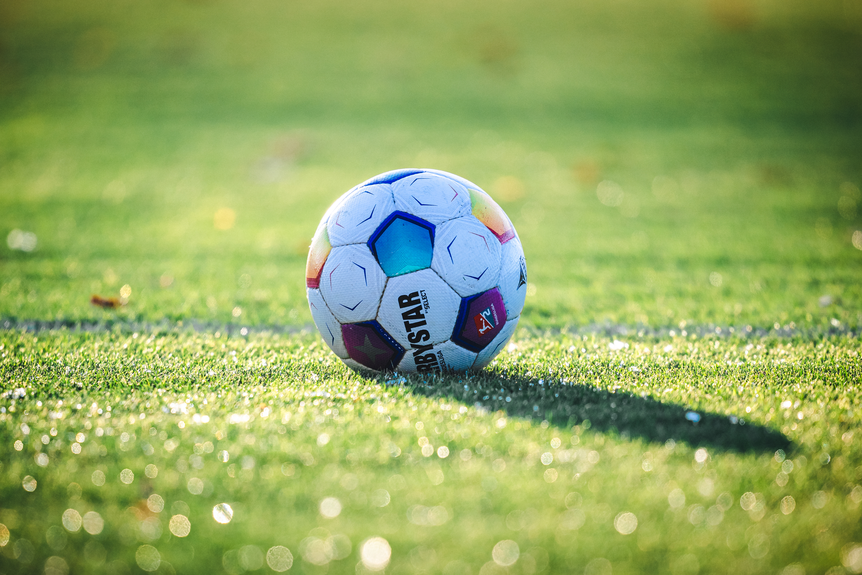 Der offizielle Spielball der 2. Bundesliga auf dem nassen, sonnengefluteten Trainingsplatz.