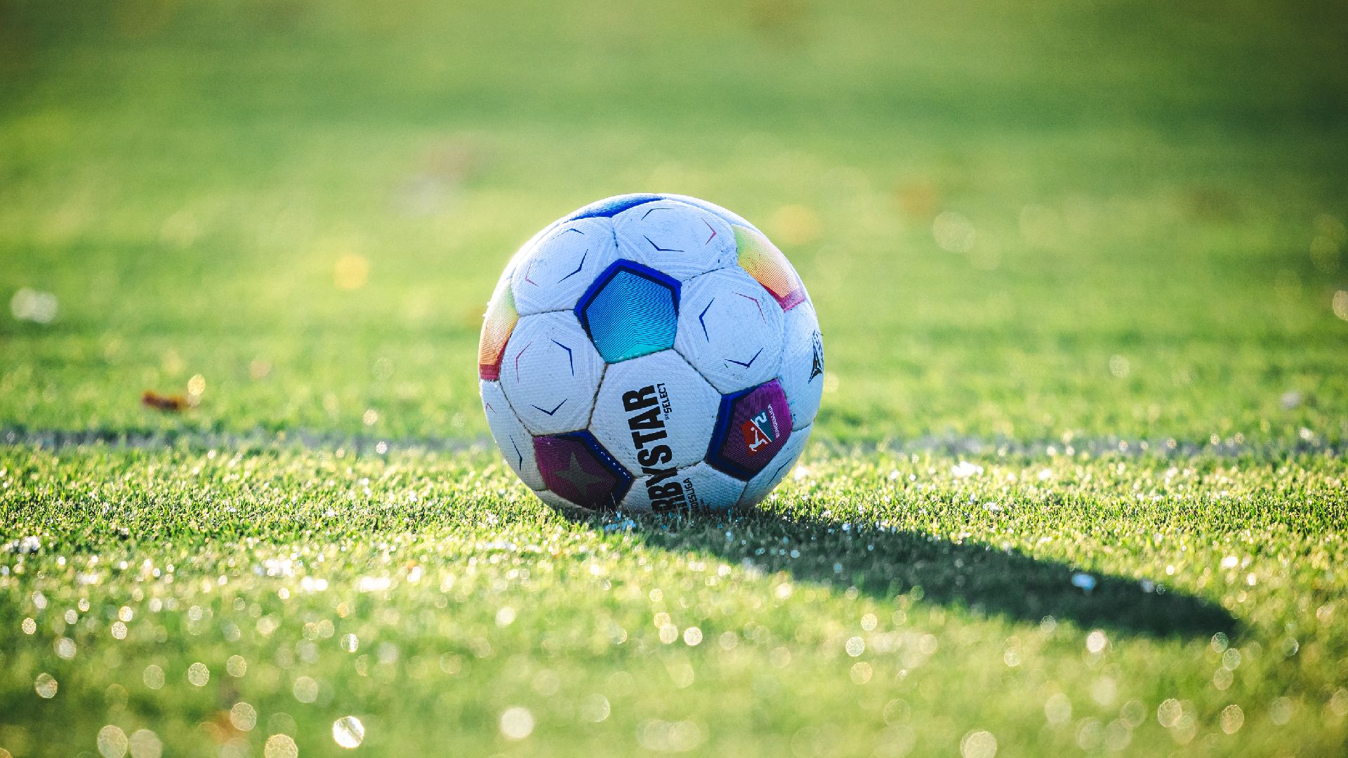 Der offizielle Spielball der 2. Bundesliga auf dem nassen, sonnengefluteten Trainingsplatz.