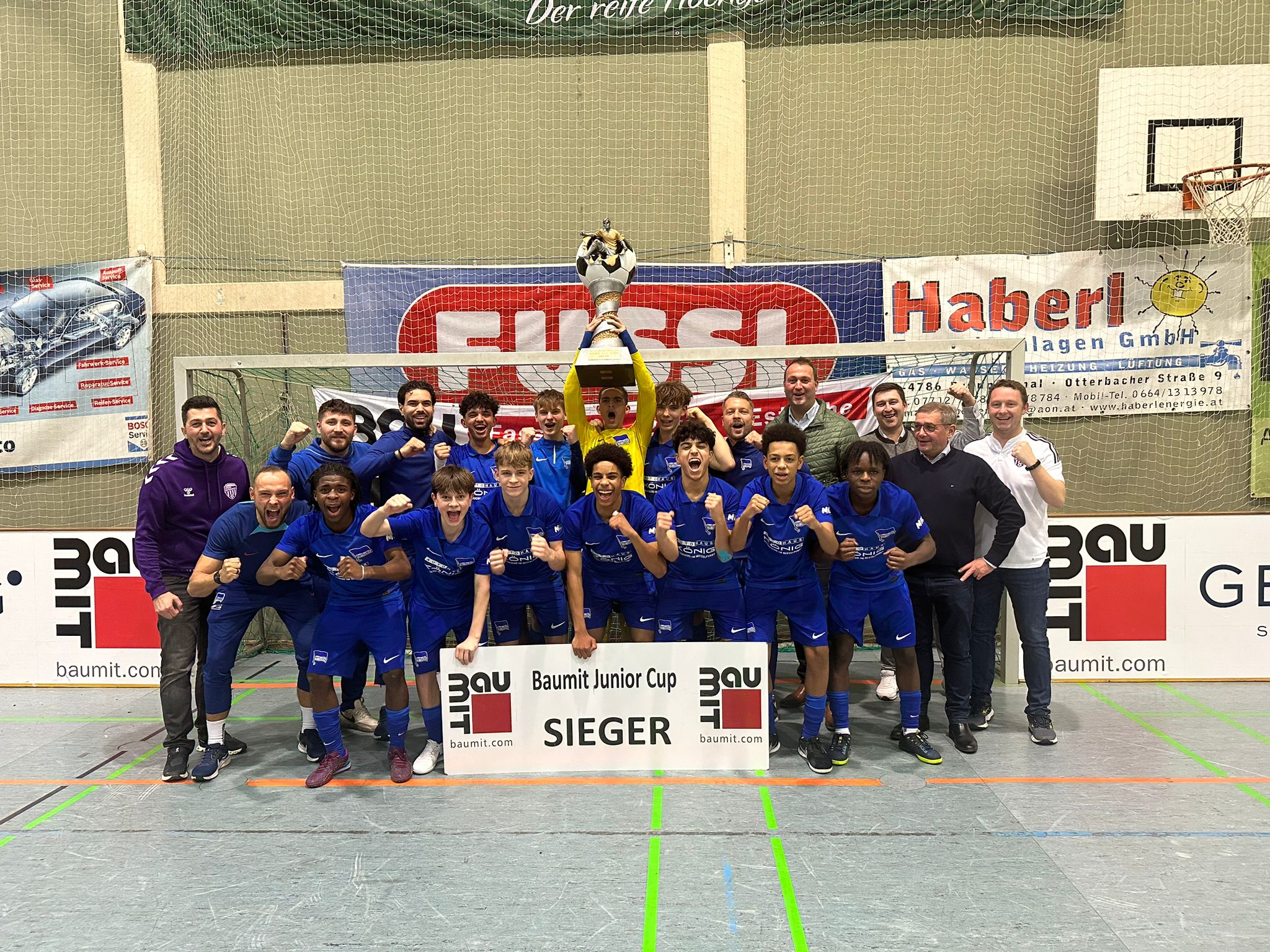Unsere U15-Jungs bejubeln ihren Turniersieg in Österreich.