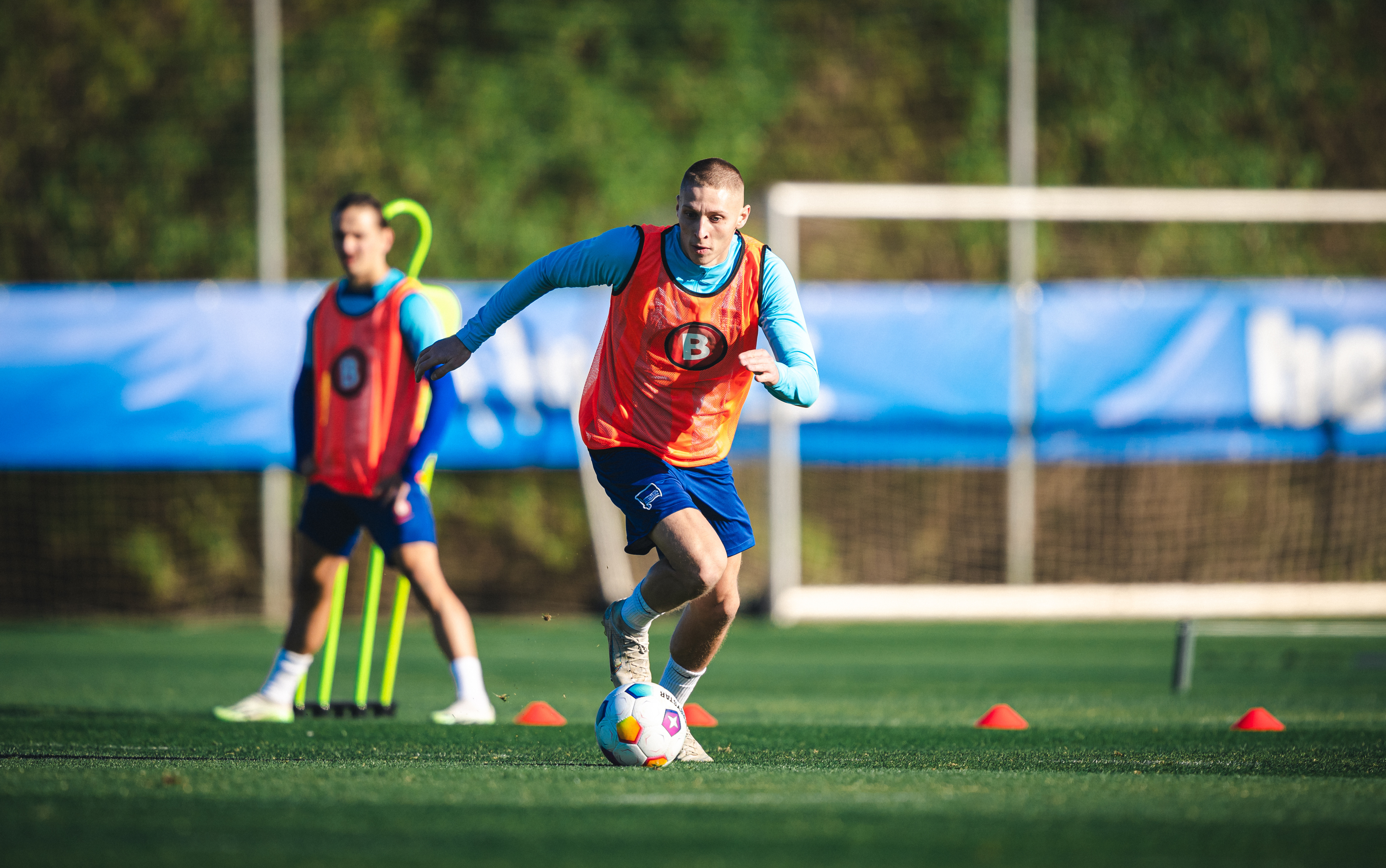 Palkó Dárdai führt im Training den Ball am Fuß.