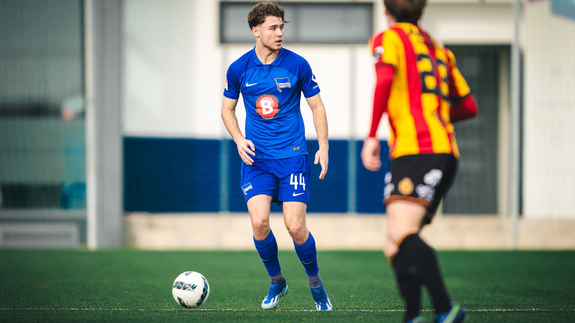 Linus Gechter führt den Ball im Test gegen Mechelen.