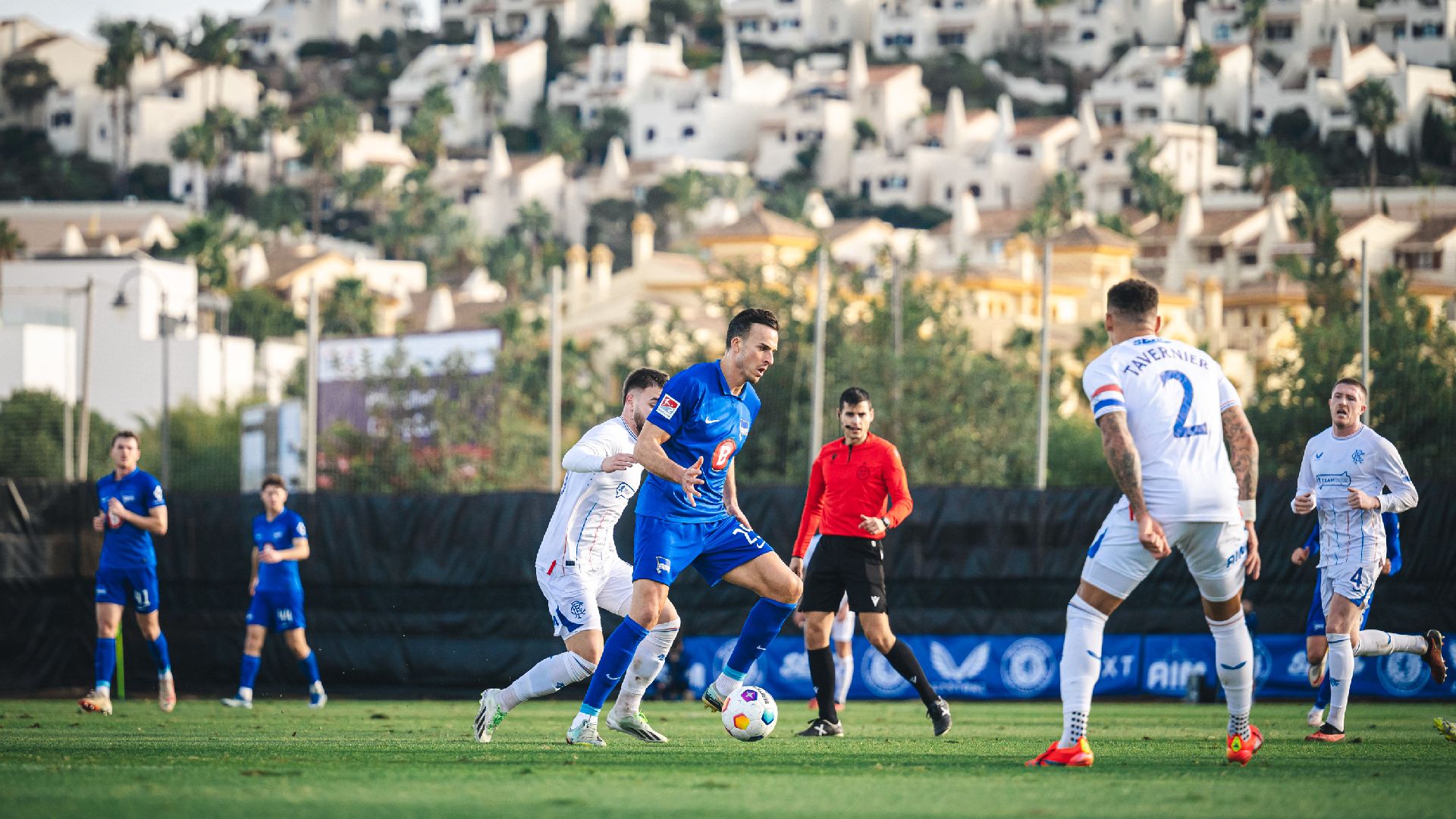 Haris Tabaković im Zweikampf mit Spielern des Rangers FC.