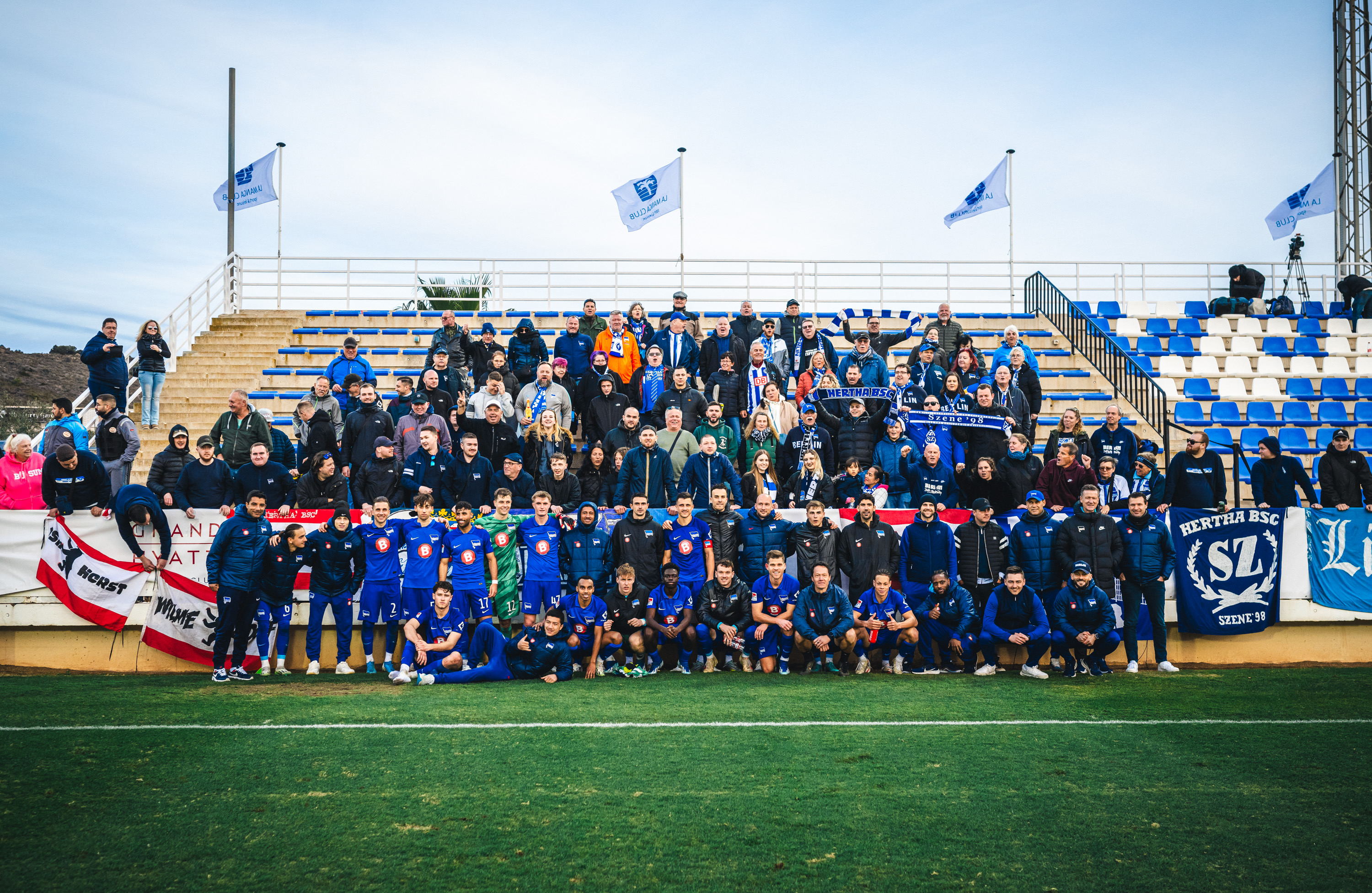 Unsere Herthaner, Trainerteam und Staff posieren mit den mitgereisten Fans.