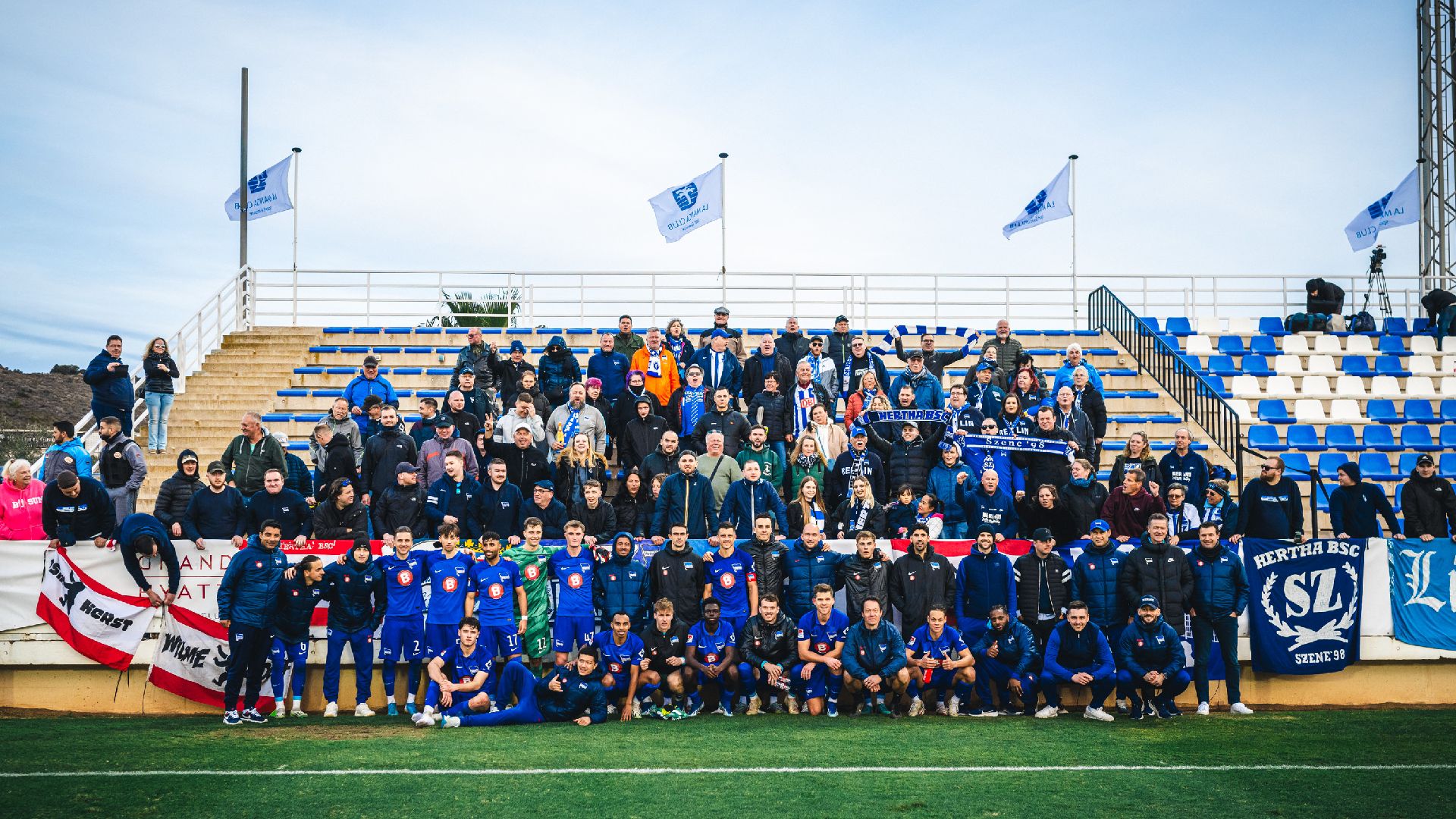 Unsere Herthaner, Trainerteam und Staff posieren mit den mitgereisten Fans.