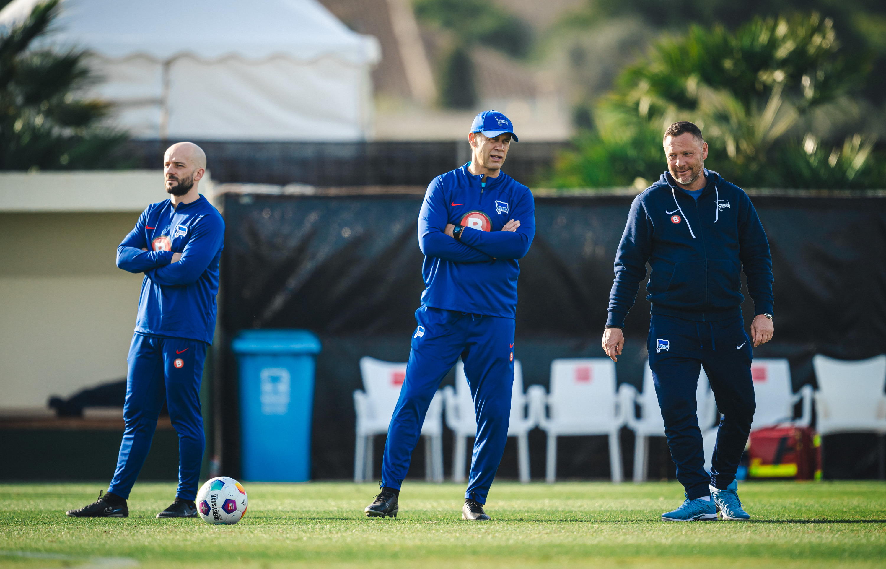 Admir Hamzagić, Tamás Bódog und Pál Dárdai stehen in Spanien auf dem Trainingsplatz.