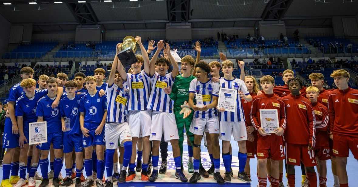 Unsere U15 bejubelt den Gewinn des Pape-Cups.