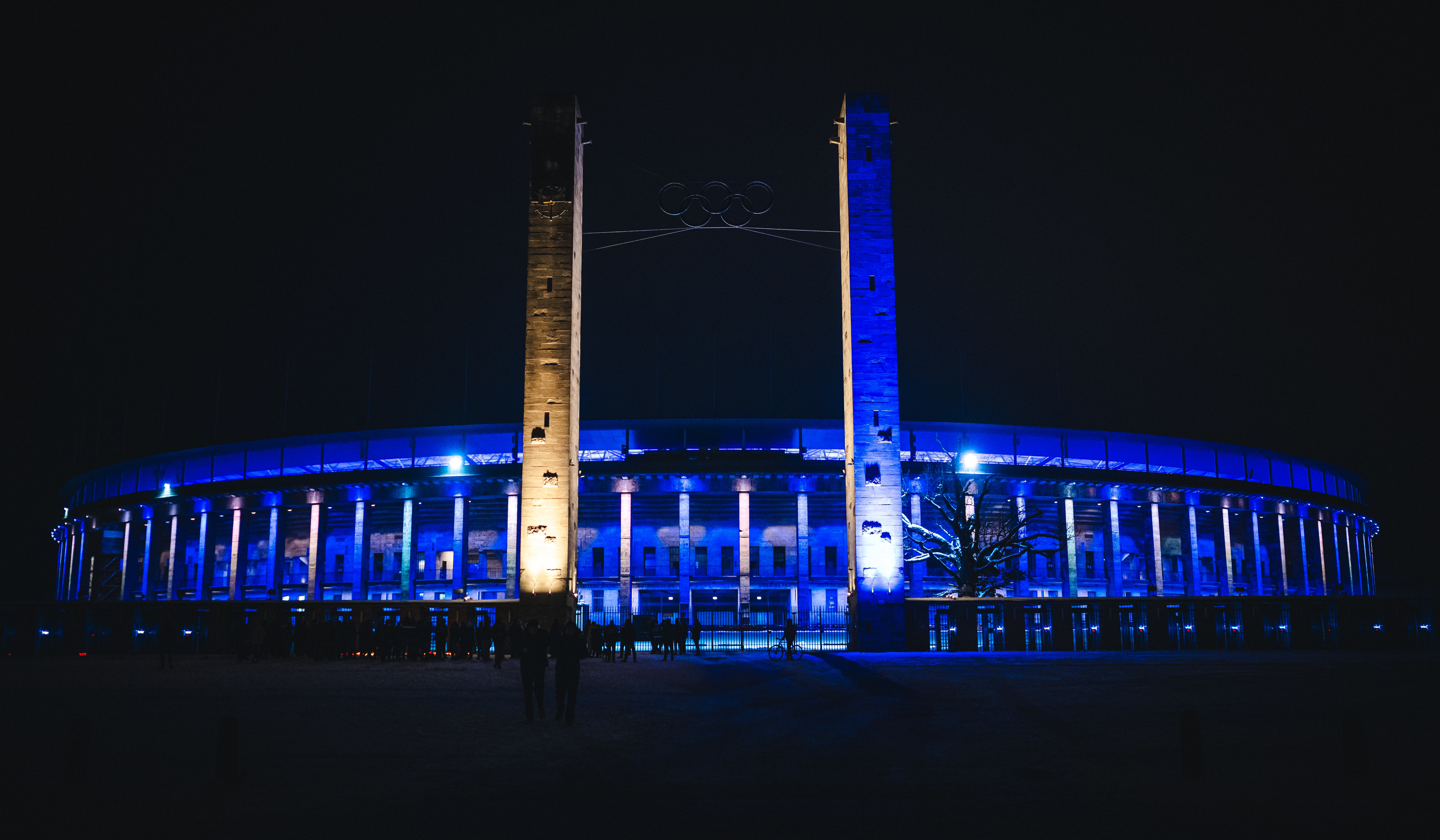 Das Olympiastadion in Blau-Weiß im Gedenken an Kay Bernstein.