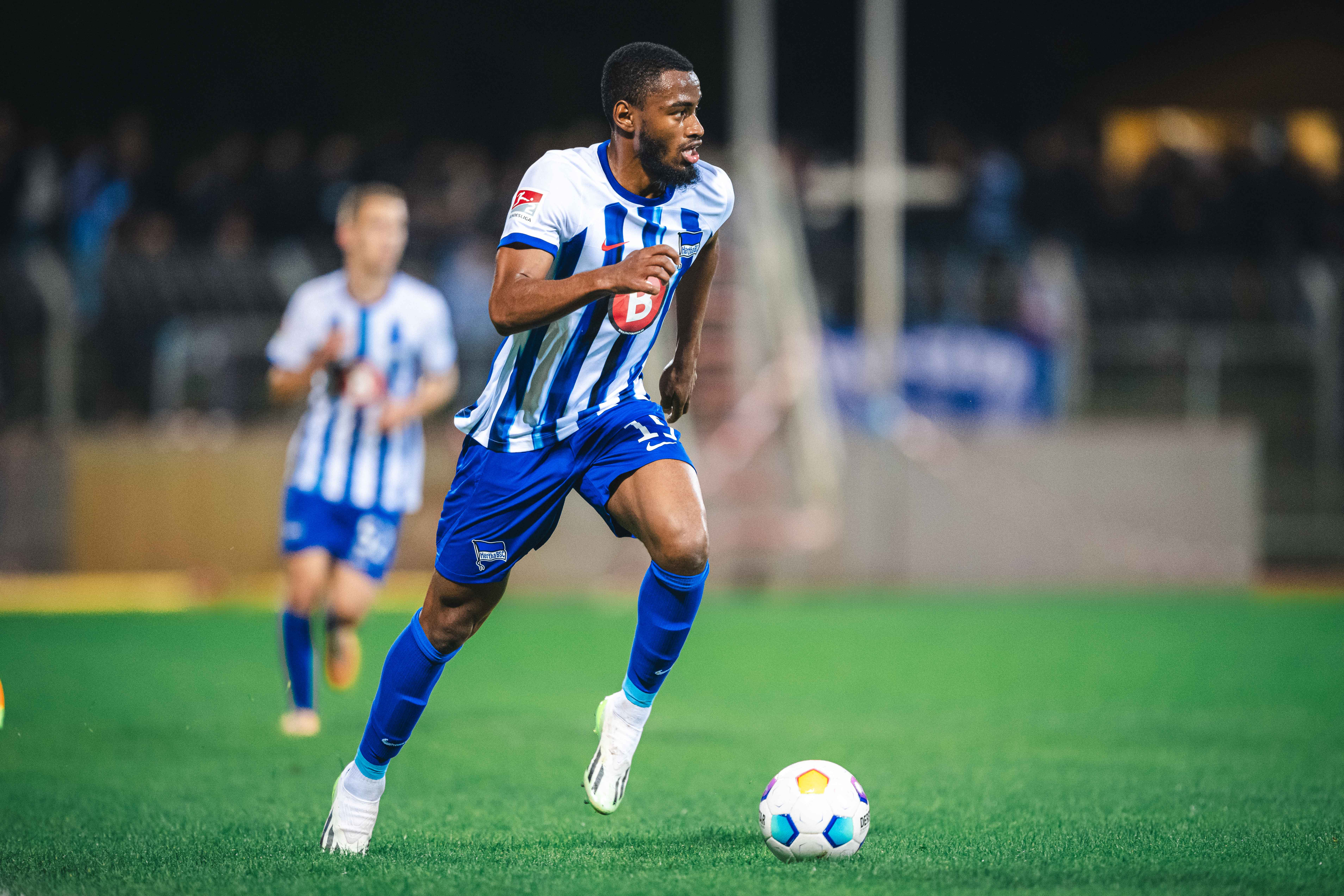 Myziane Maolida on the pitch in blue and white Hertha colours.