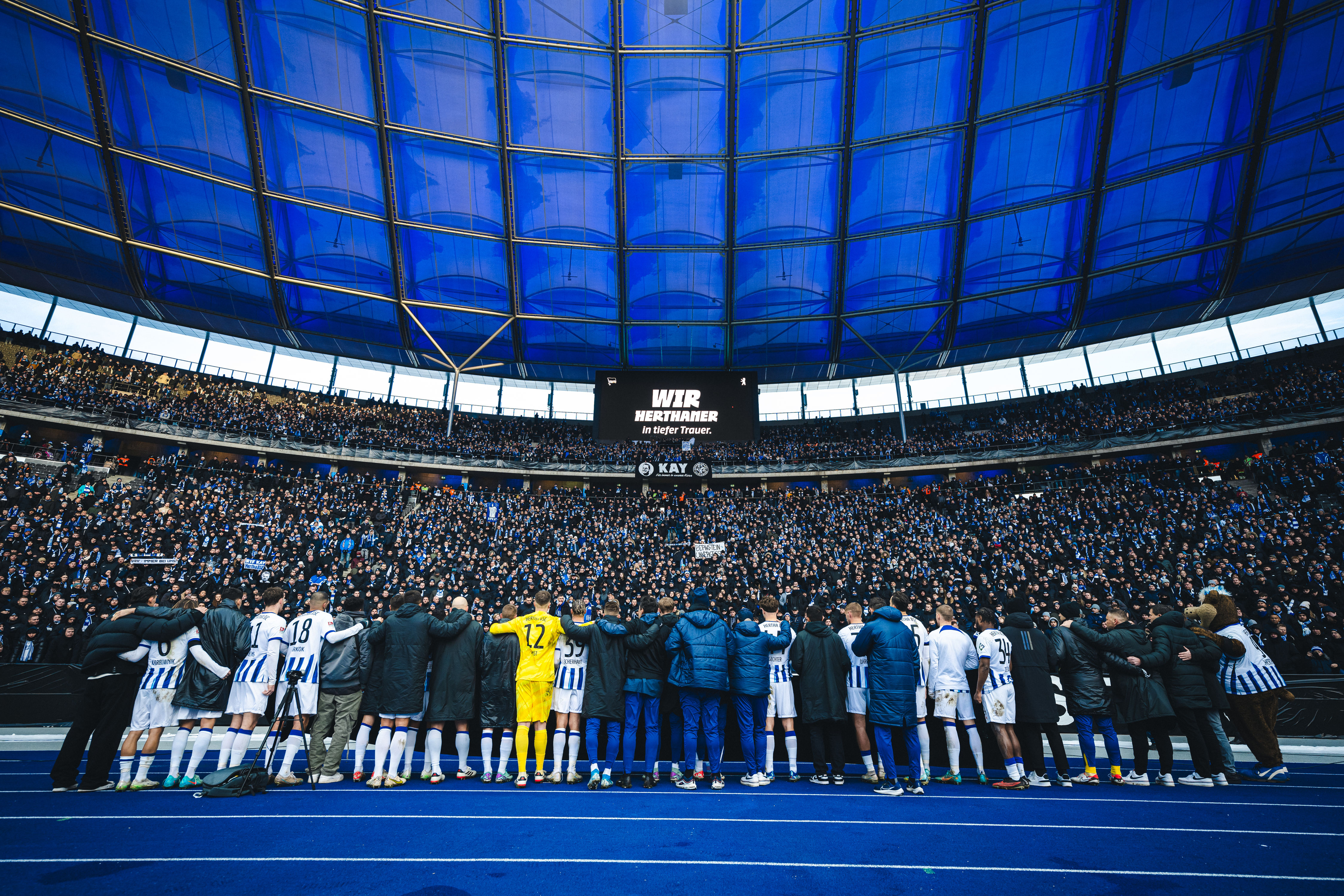 Unsere Mannschaft vor der Ostkurve.