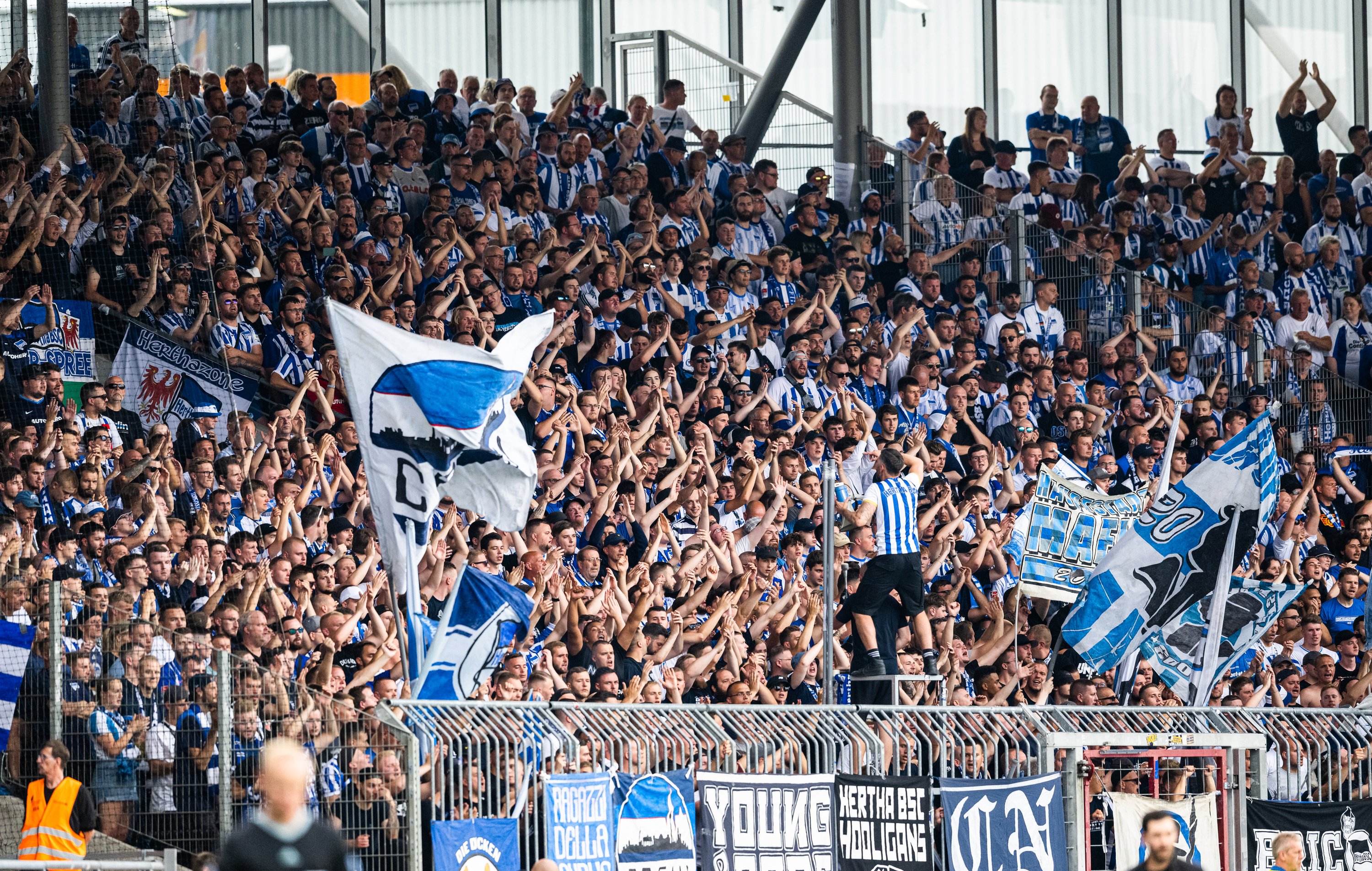 Der Gästeblock in Braunschweig, voll mit blau-weißen Fans.