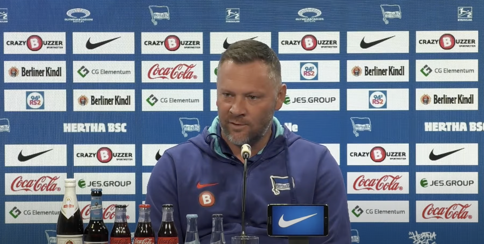 Unser Chefcoach Pál Dárdai bei der Pressekonferenz vor Wiesbaden.