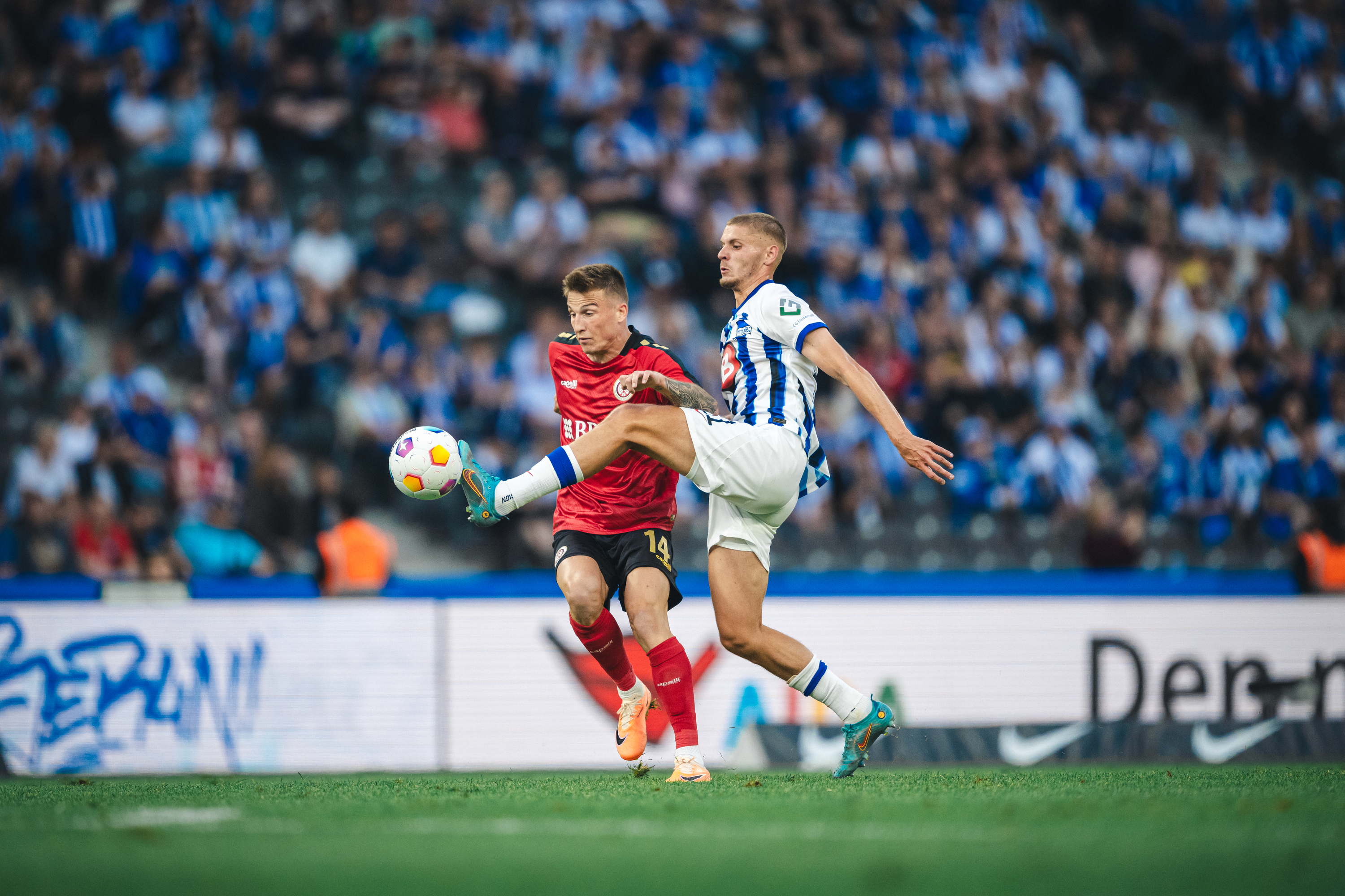 Márton Dárdai gewinnt einen Zweikampf im Hinspiel gegen Wiesbaden.
