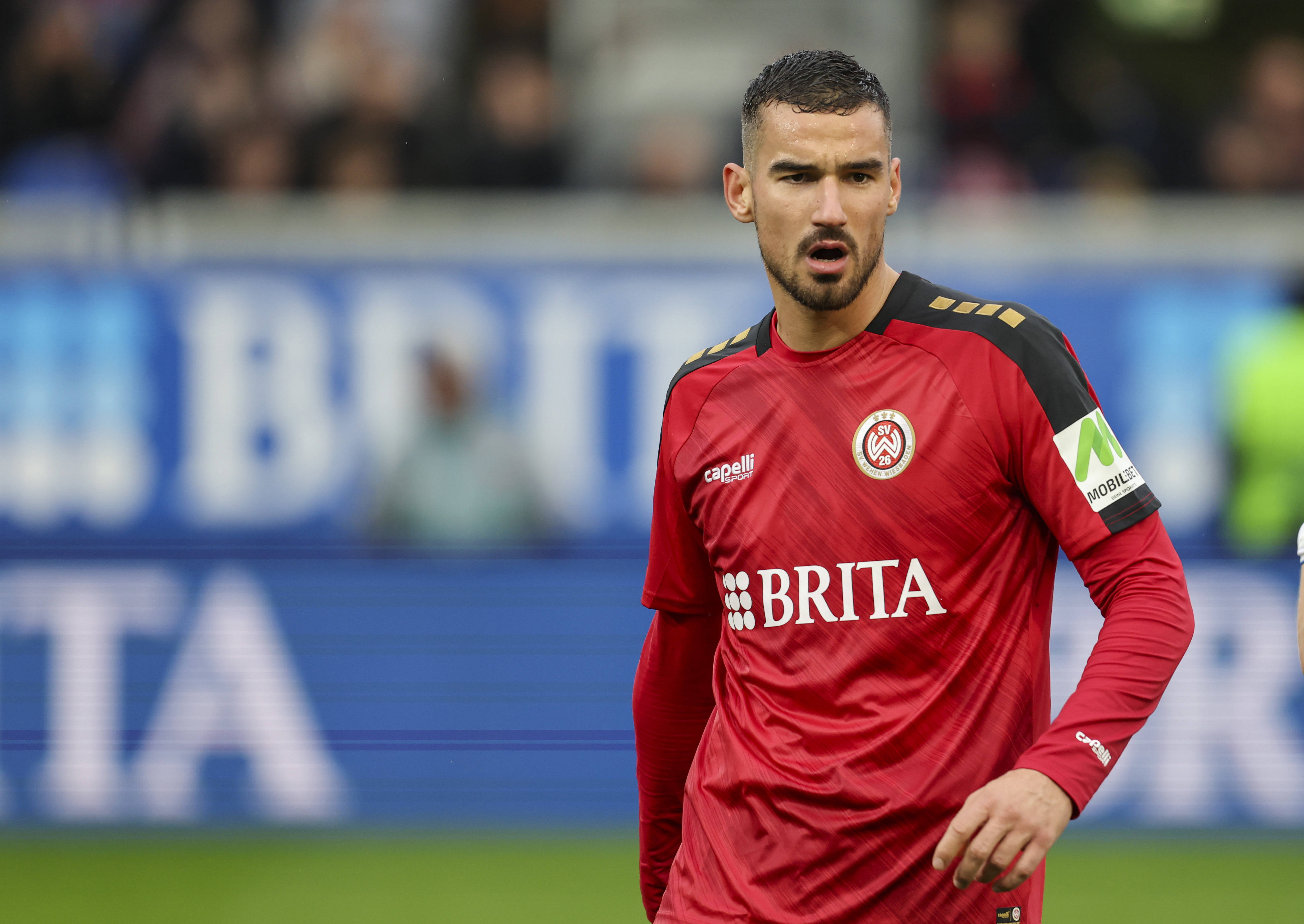 Ivan Prtajin geht über das Spielfeld.