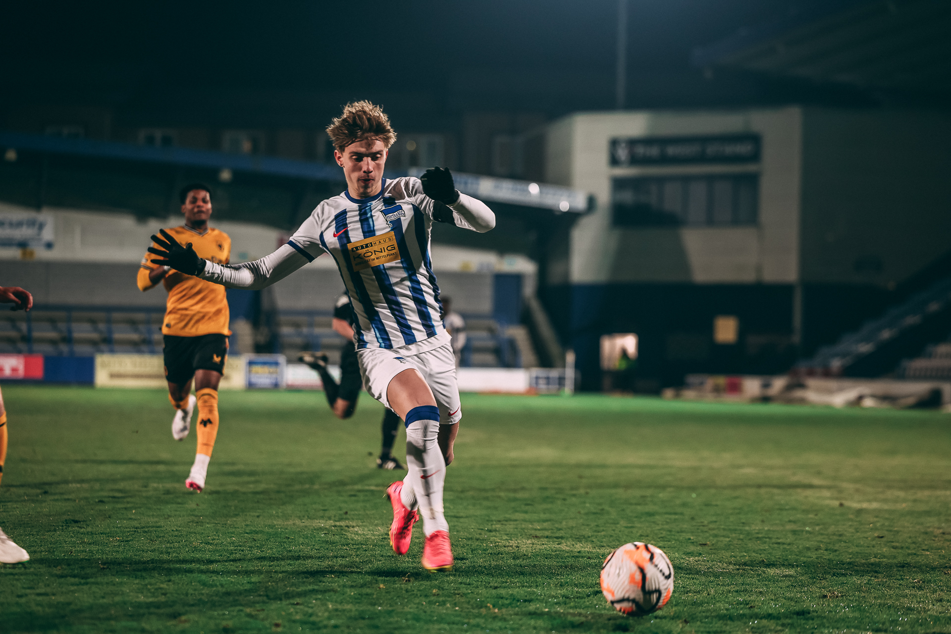 Veit Stange holt zum Querpass aus.
