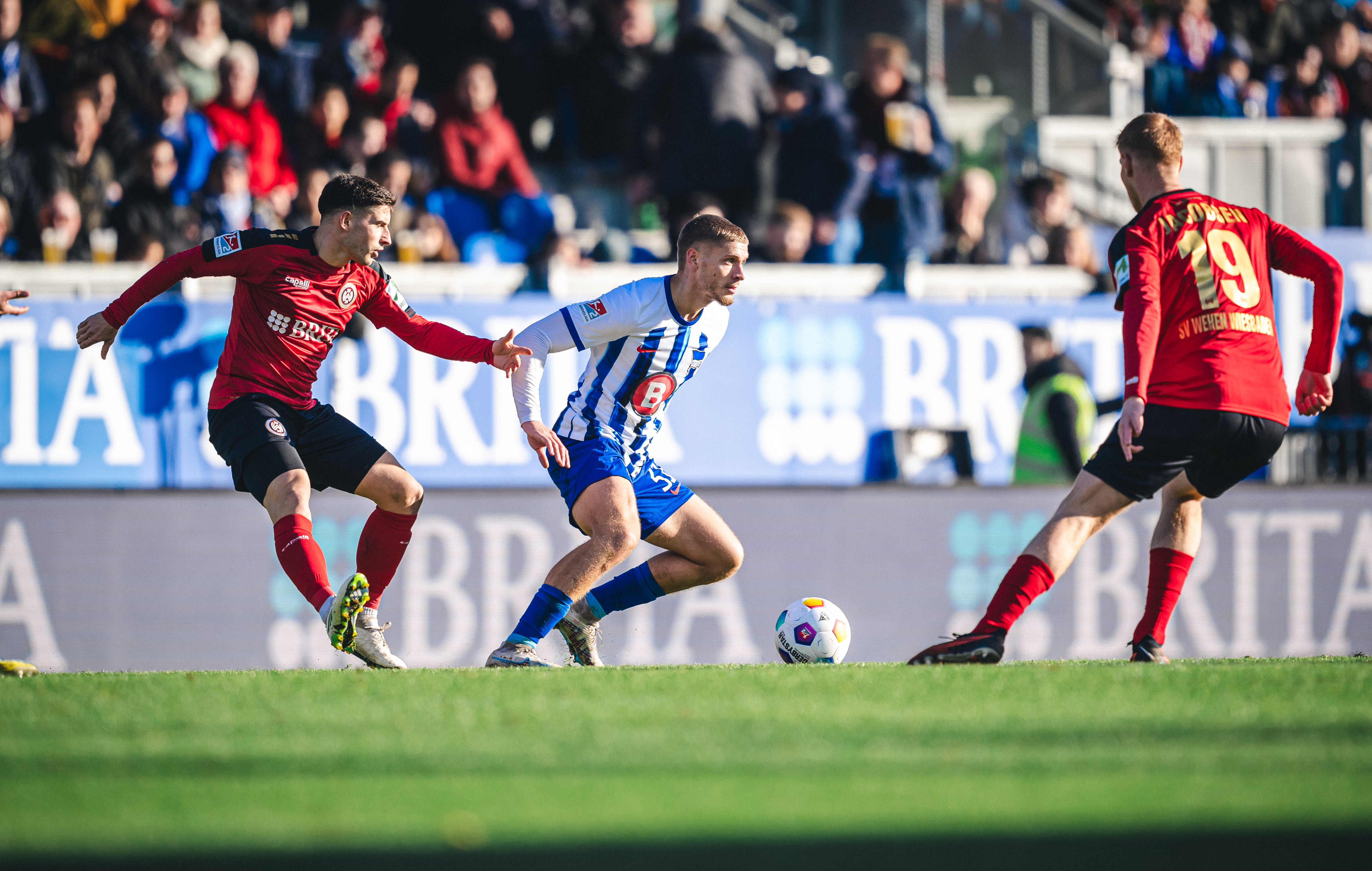 A duel in the contest between Hertha and Wiesbaden.