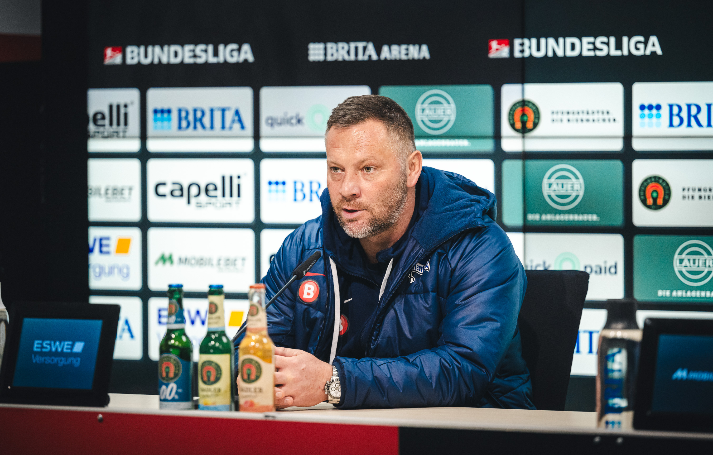Pál Dárdai spricht auf der Pressekonferenz nach dem Auswärtsspiel in Wiesbaden.