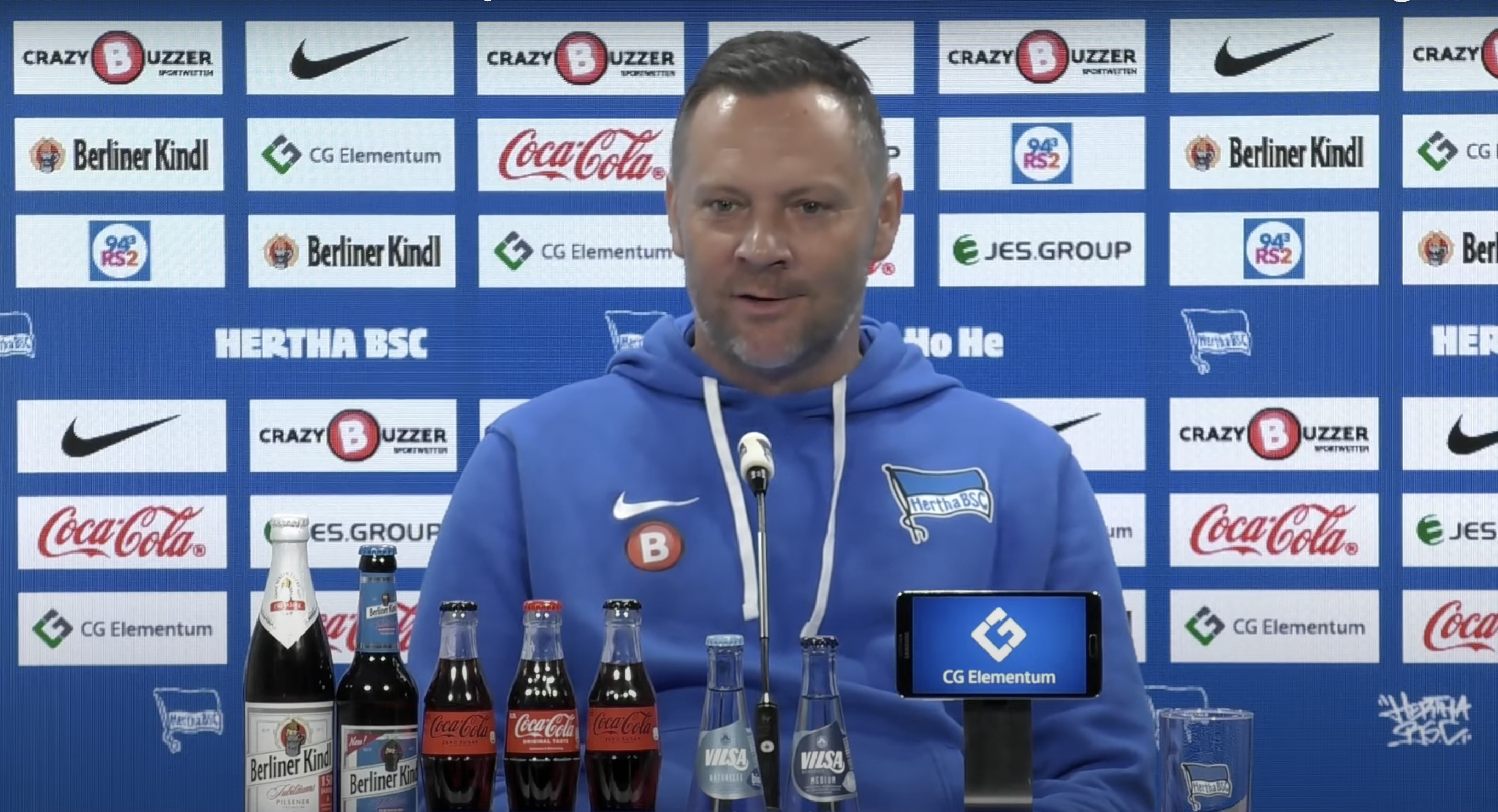 Pál Dárdai spricht auf der Pressekonferenz.
