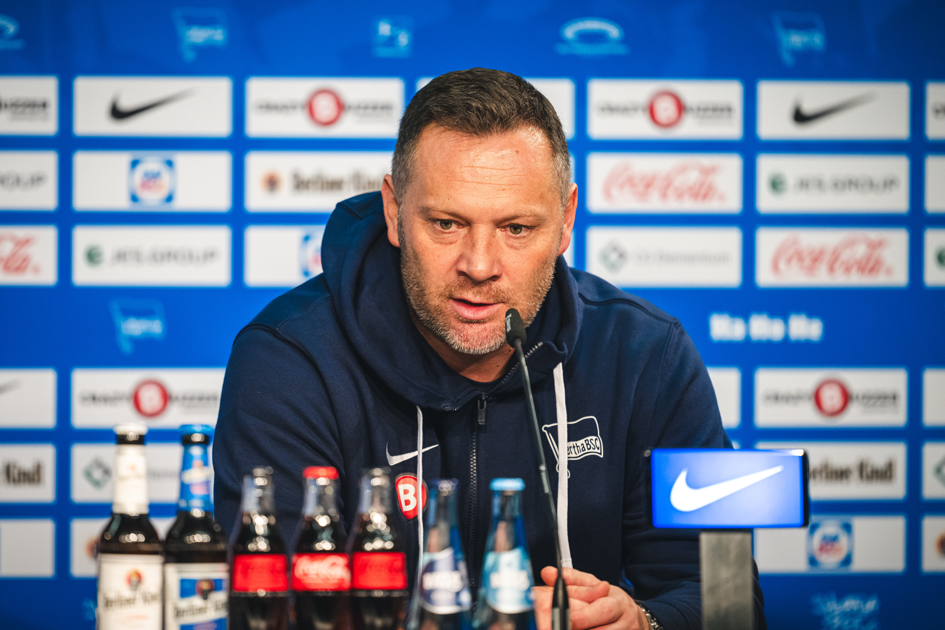 Pál Dárdai spricht auf der Pressekonferenz nach dem Heimspiel gegen den HSV.