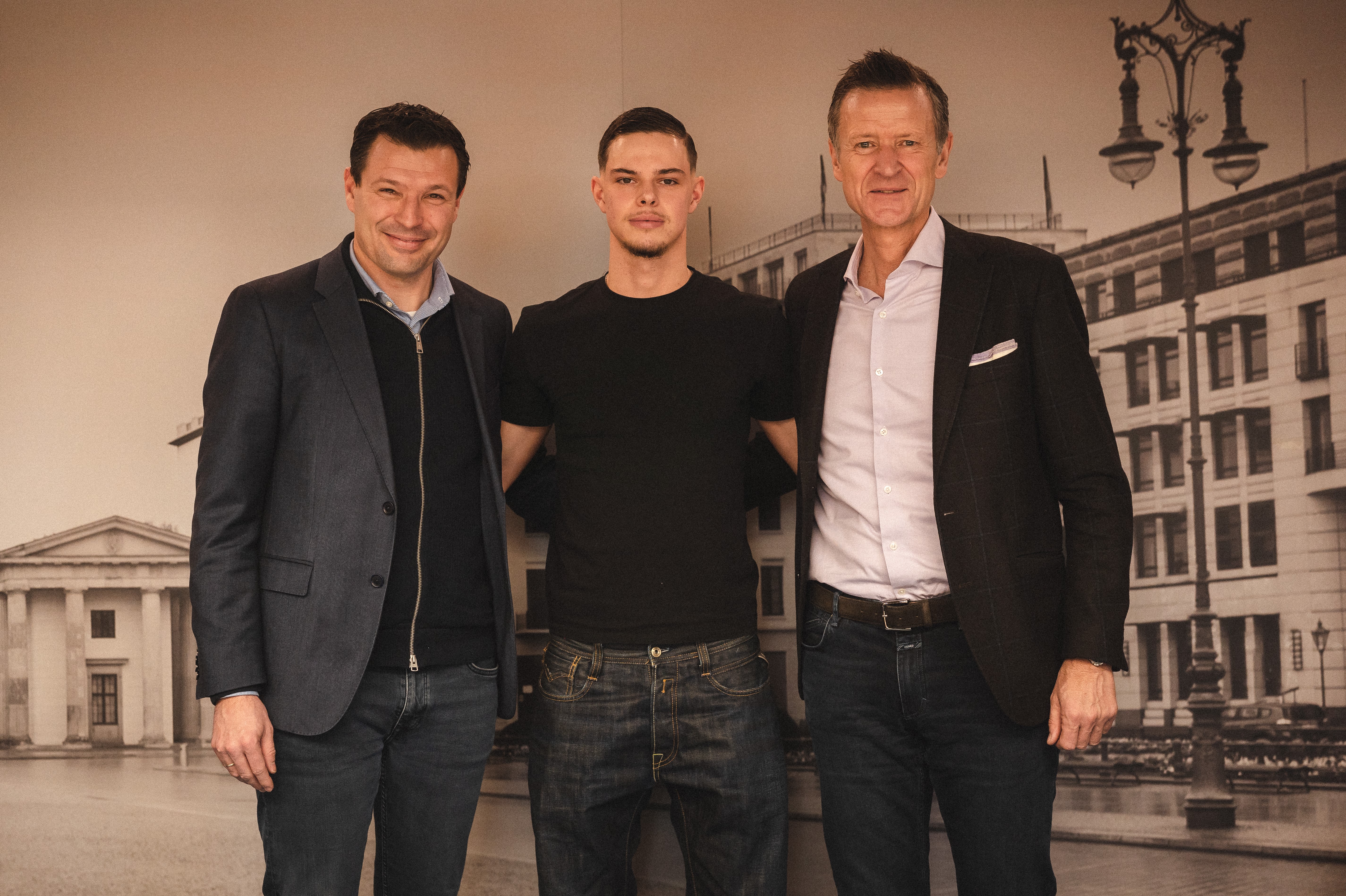 Louis Trus mit Sportdirektor Benny Weber und Geschäftsführer Thomas E. Herrich.