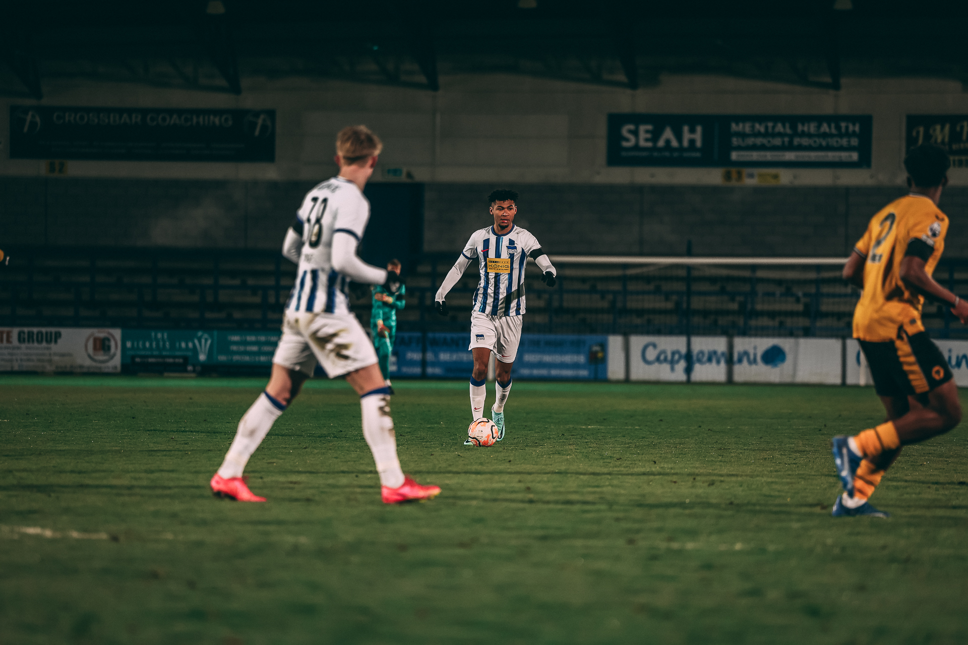 Joel da Silva Kiala führt den Ball.