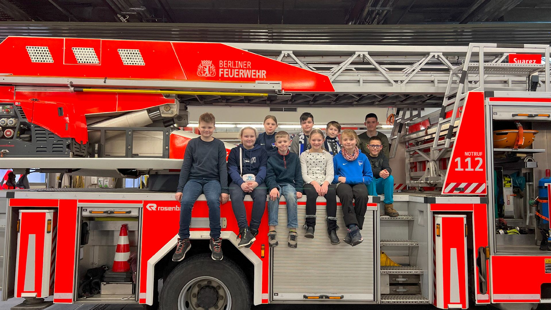 Unsere jüngsten Fans auf dem Feuerwehrauto.