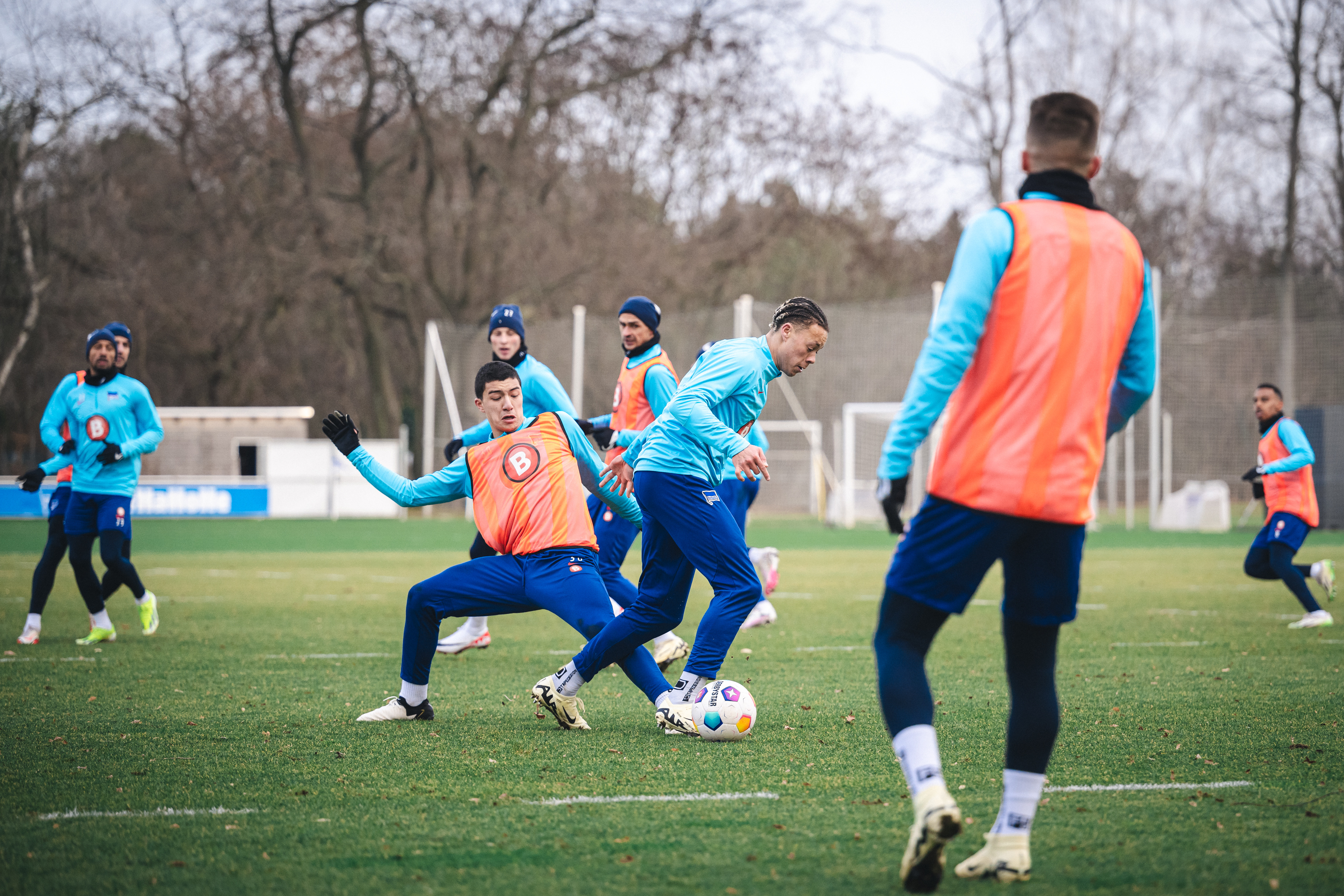 Ibrahim Maza und Derry Scherhant kämpfen um den Ball.