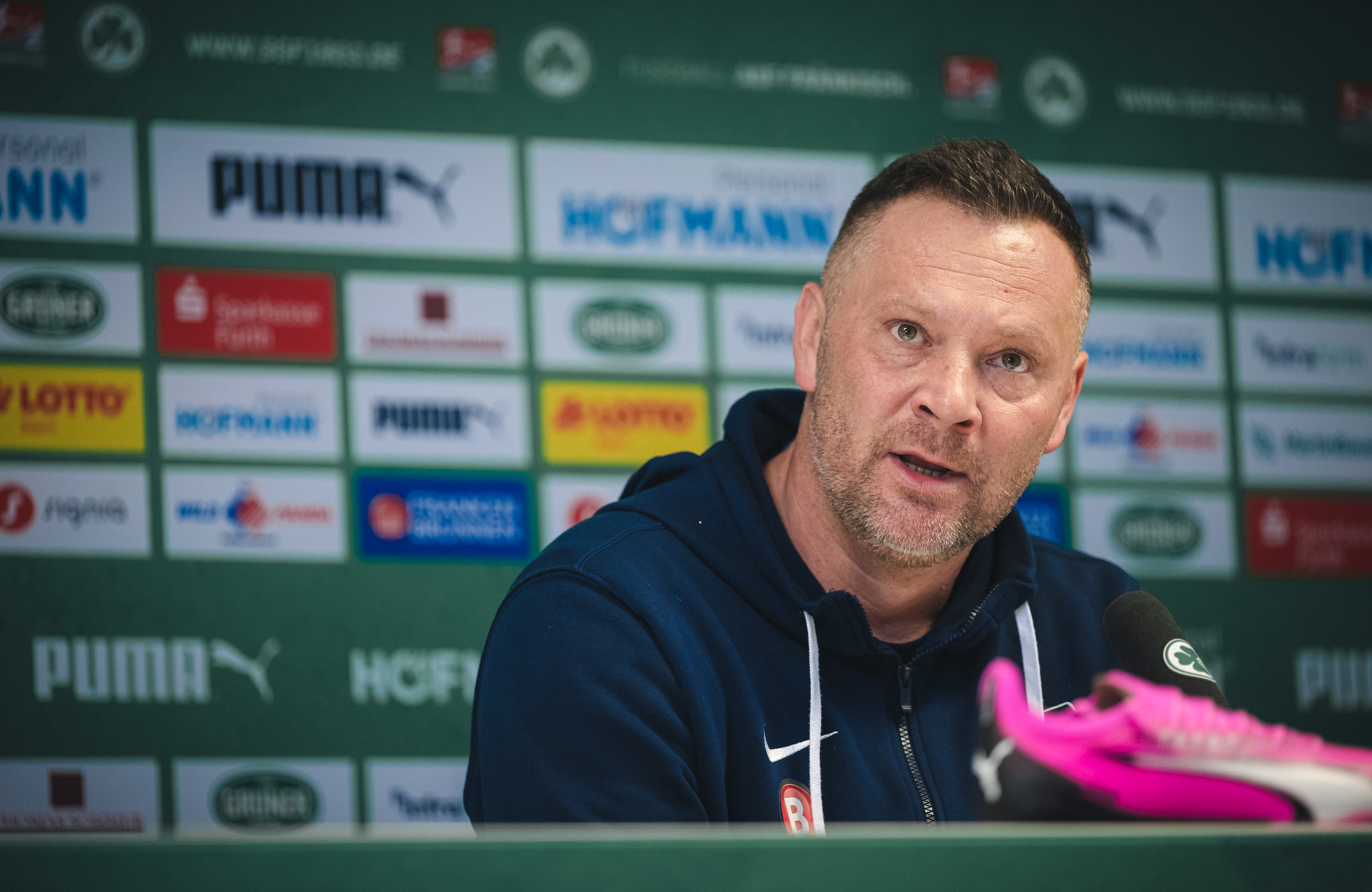 Unser Chefcoach Pál Dárdai bei der Pressekonferenz nach der Partie in Fürth.