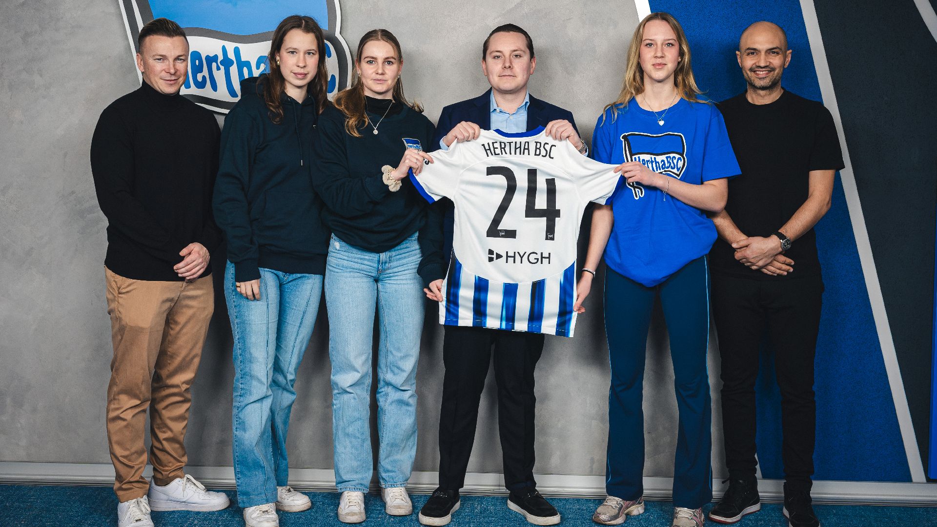 Colin Jahn, Nora Giannori, Elina Frieauff, Svenja Poock und Sofian Chahed mit Hygh-Gründer Fritz Frey.