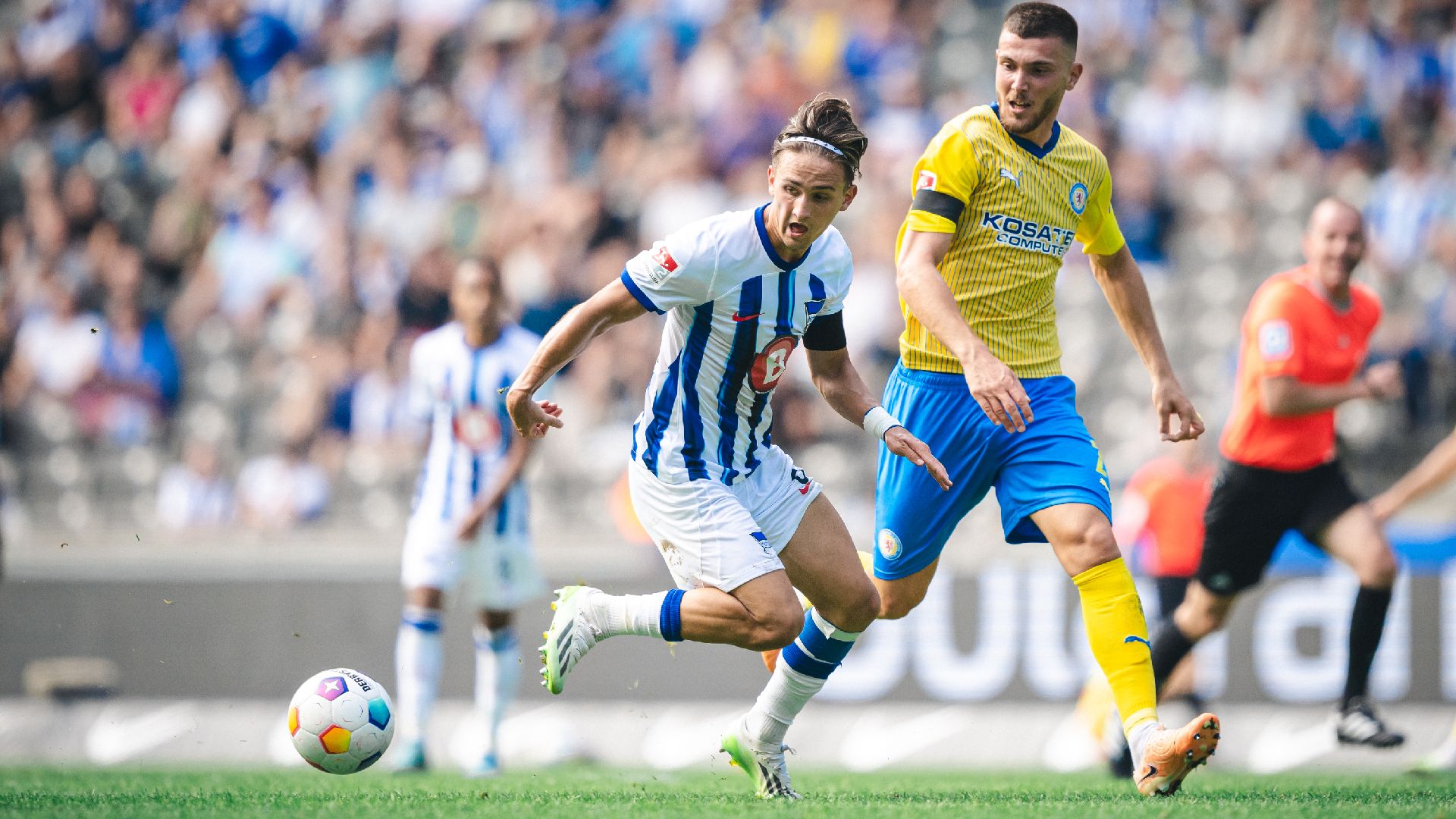 Michał Karbownik lässt seinen Braunschweiger Gegenspieler im Hinspiel stehen.