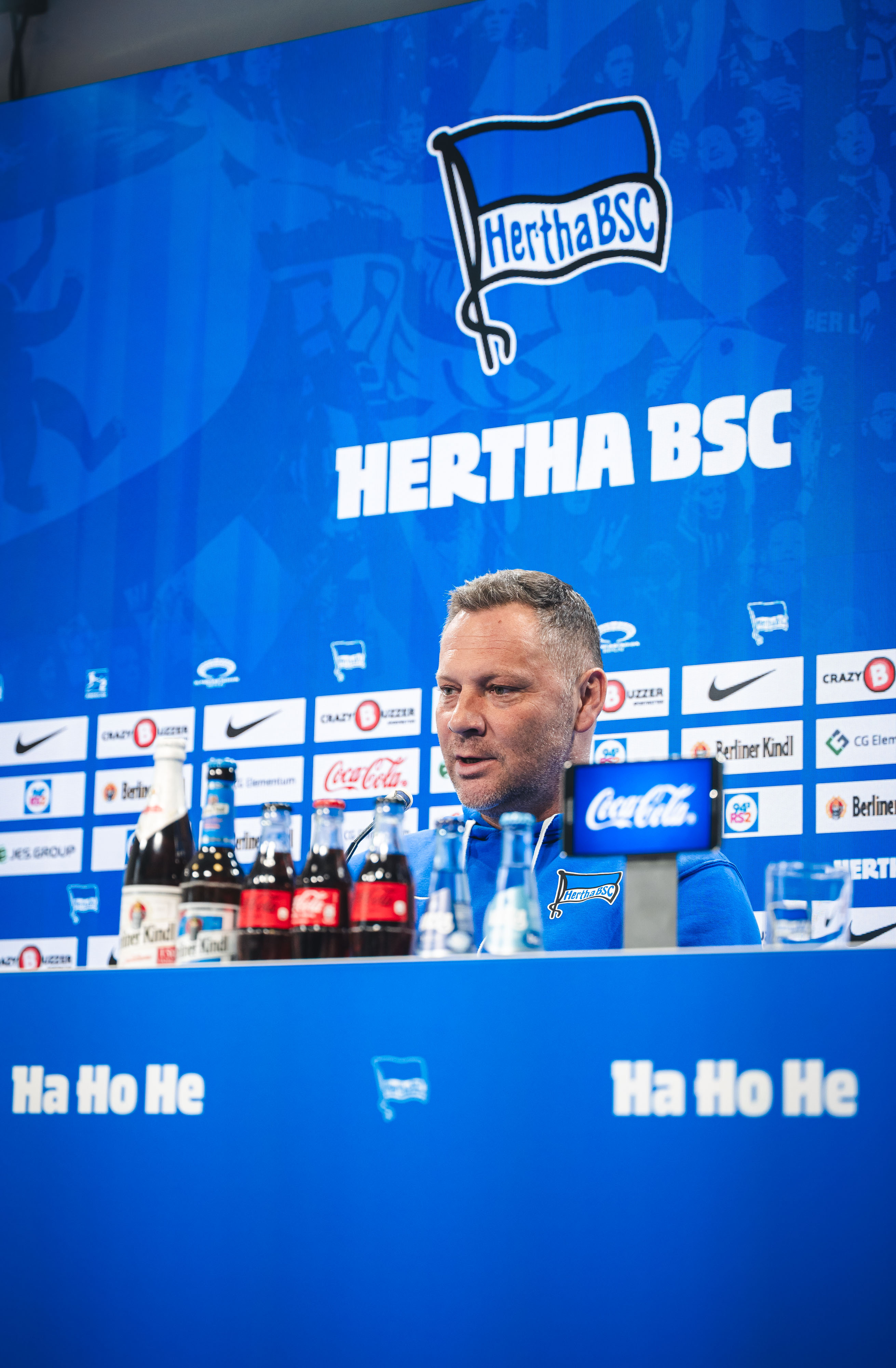 Pál Dárdai auf dem Podium bei der Pressekonferenz.