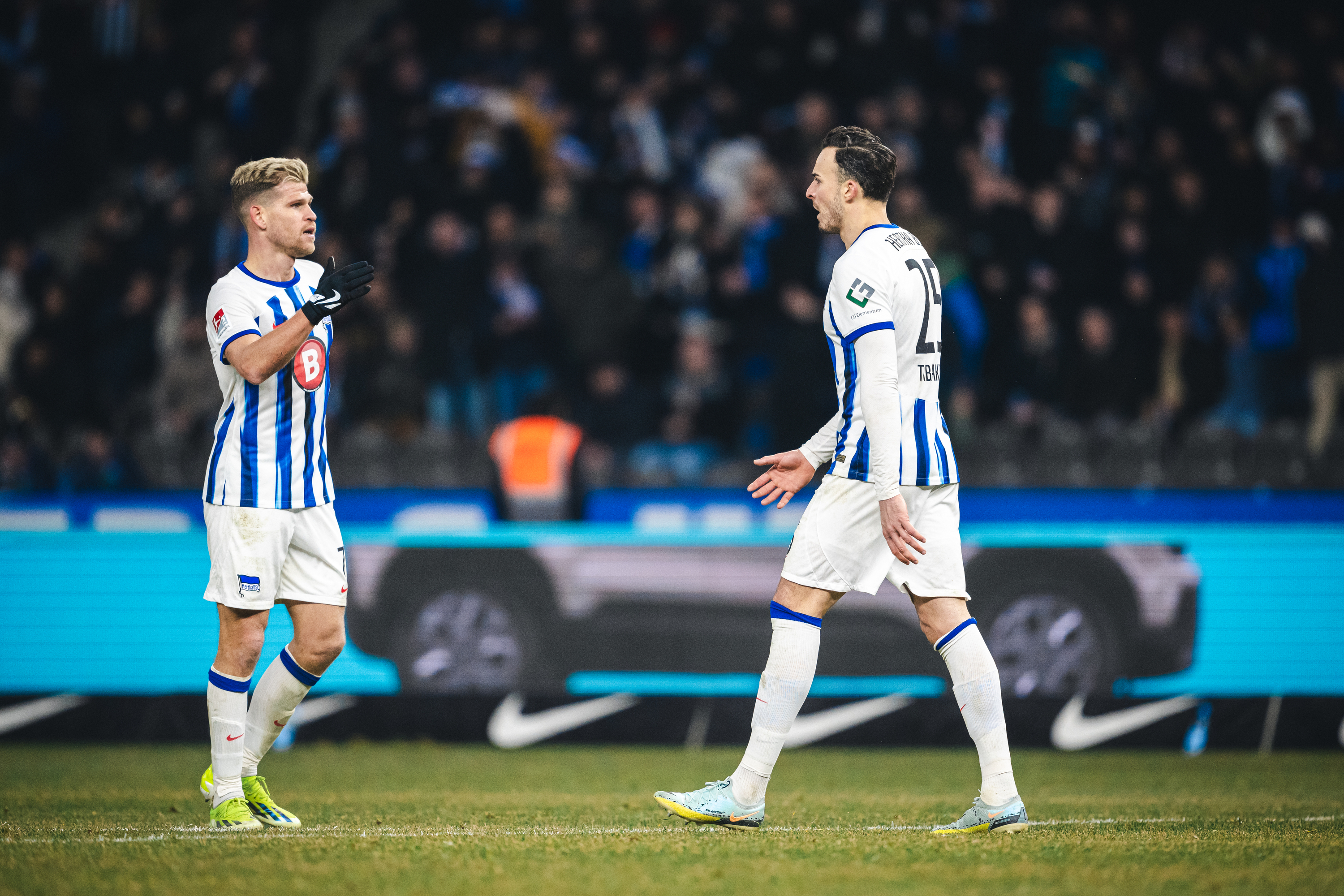 Florian Niederlechner und Haris Tabaković klatschen ab.