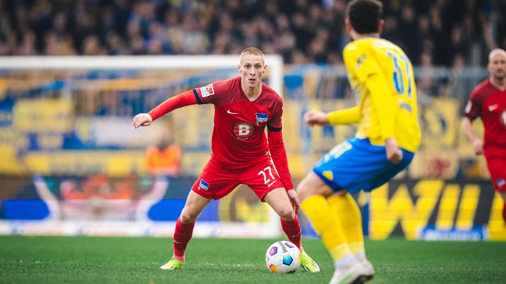 Palkó Dárdai führt den Ball.