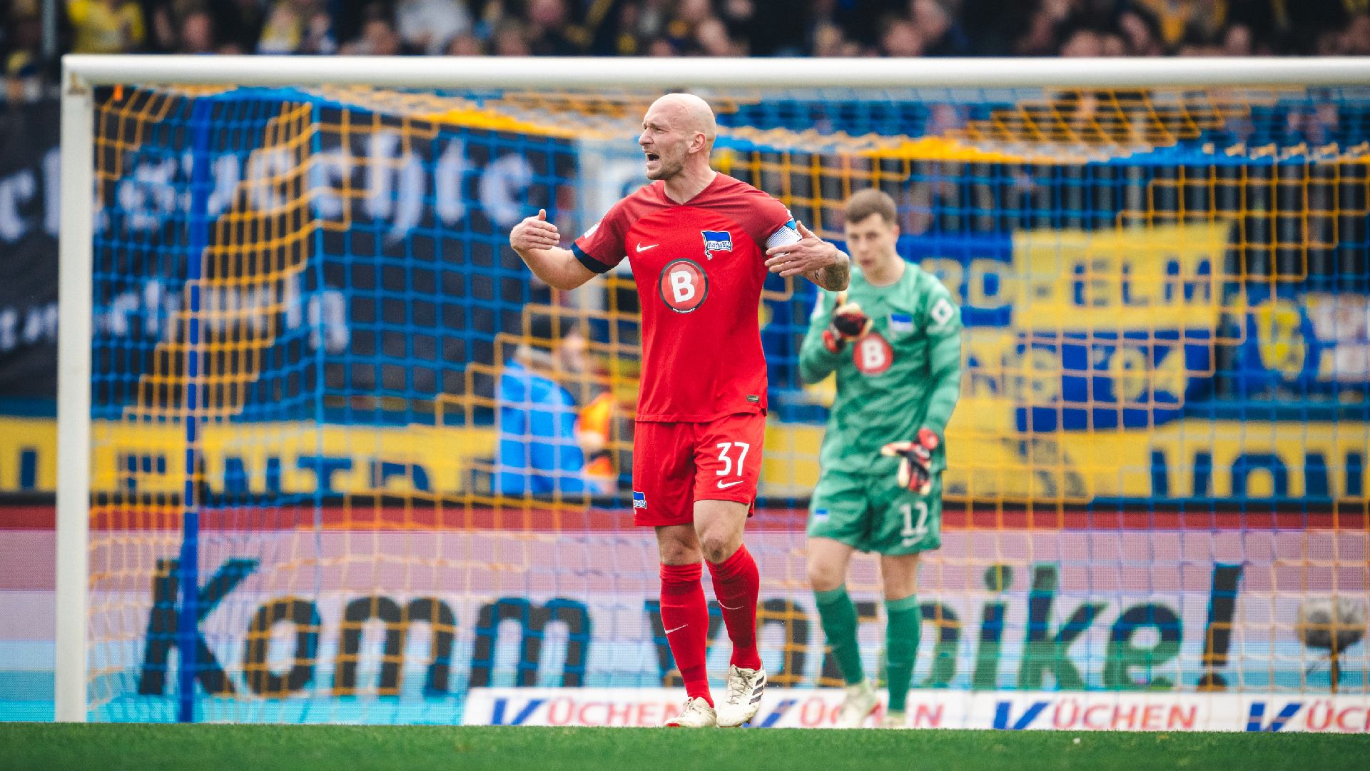Toni Leistner pusht seine Mitspieler in Braunschweig.