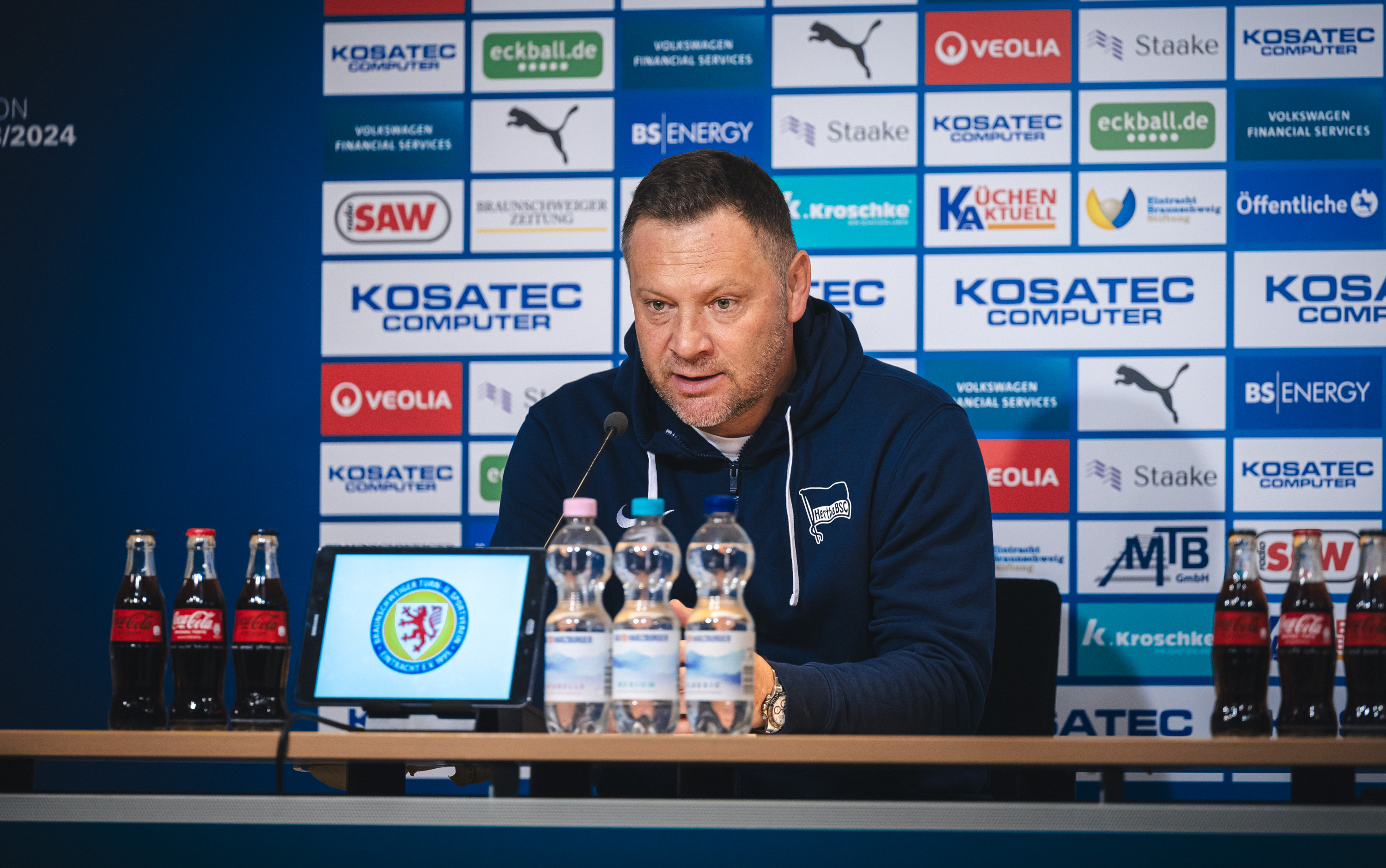 Pál Dárdai spricht auf der Pressekonferenz nach dem Gastspiel bei Eintracht Braunschweig.
