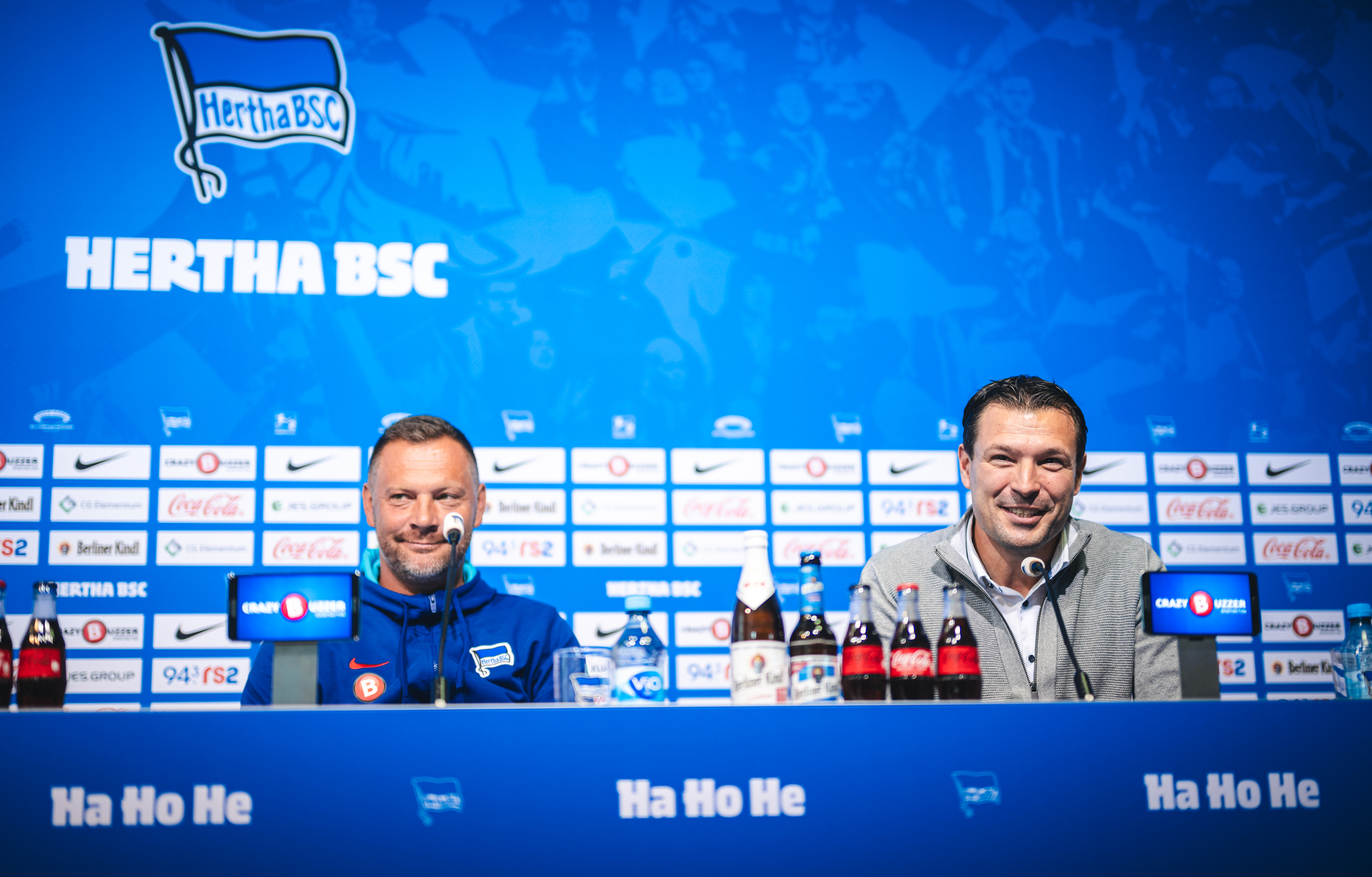 Pál Dárdai und Benjamin Weber auf einer Pressekonferenz im Medienraum.