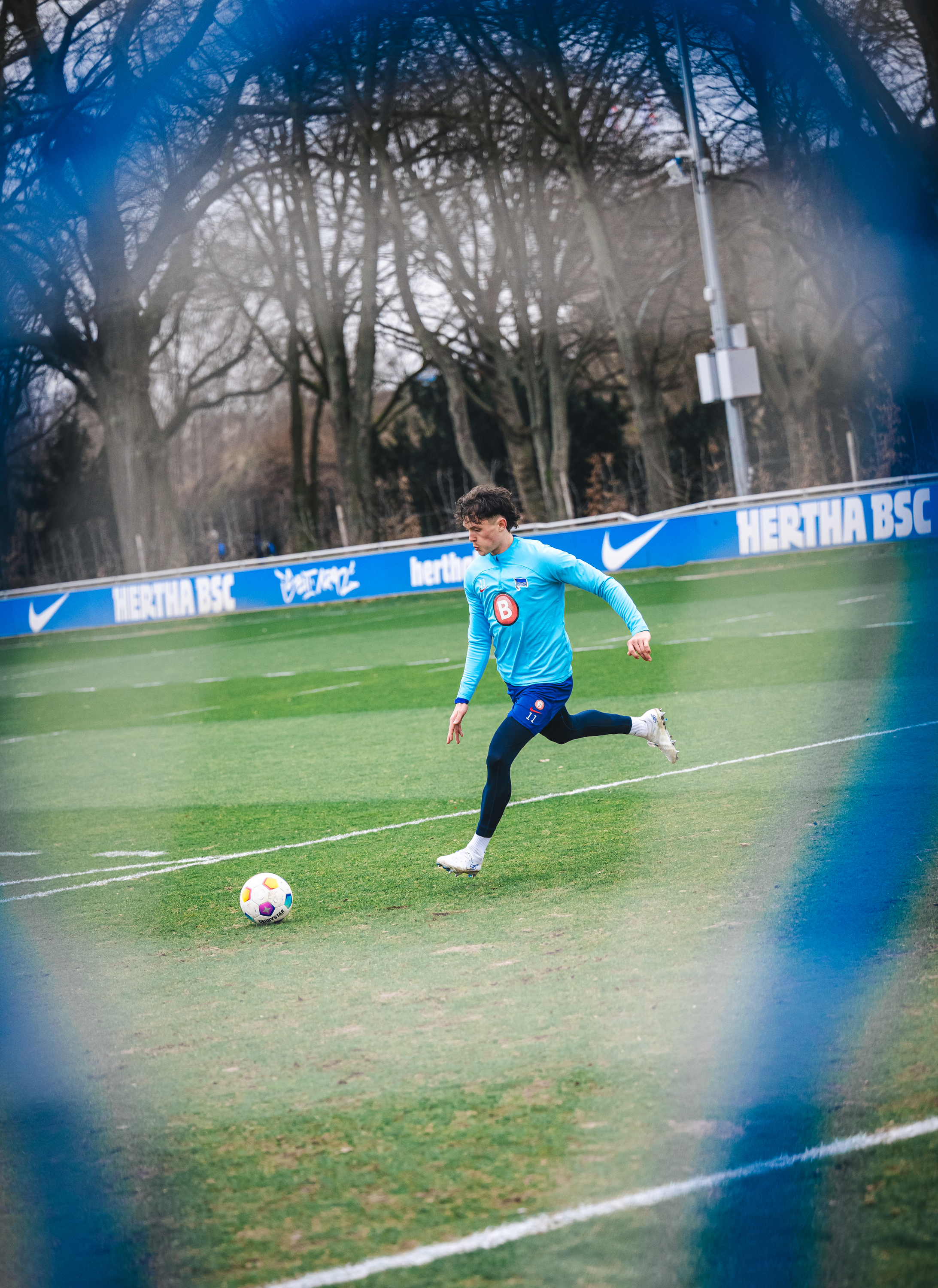 Fabian Reese holt auf dem Trainingsplatz zum Torschuss aus.