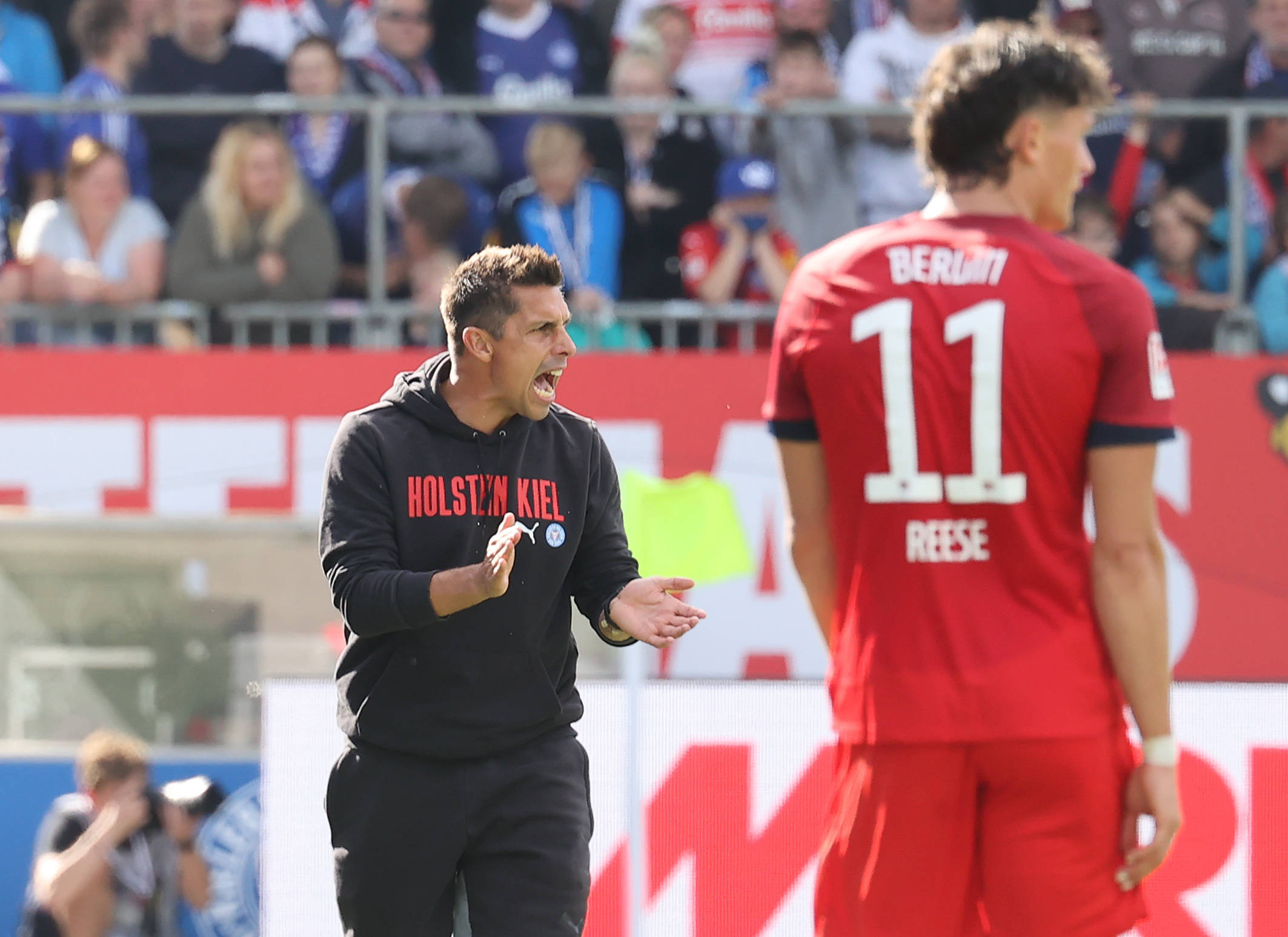 Kiels Trainer Marcel Rapp feuert seine Spieler im Hinrundenduell an.
