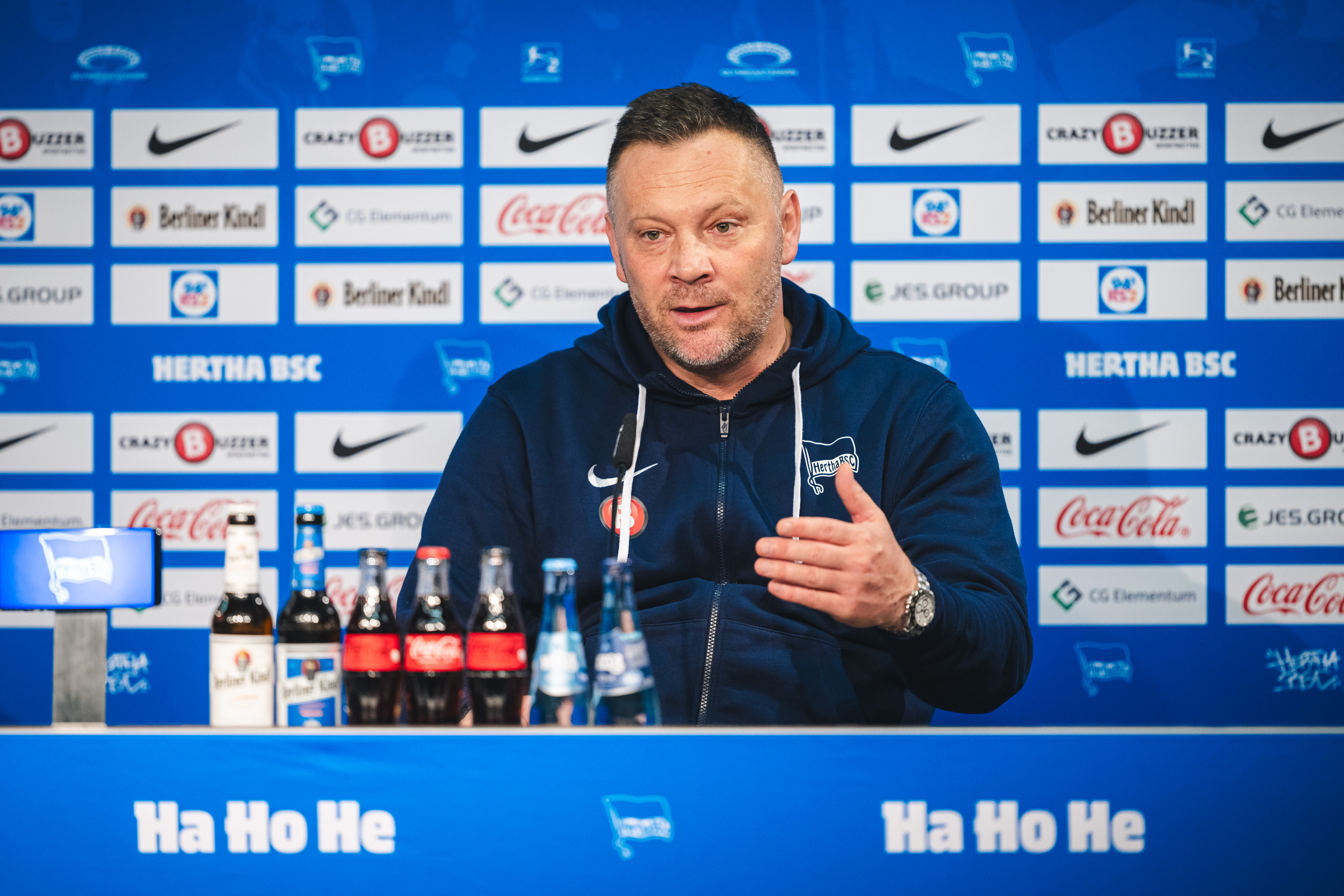 Pál Dárdai spricht bei der Pressekonferenz.
